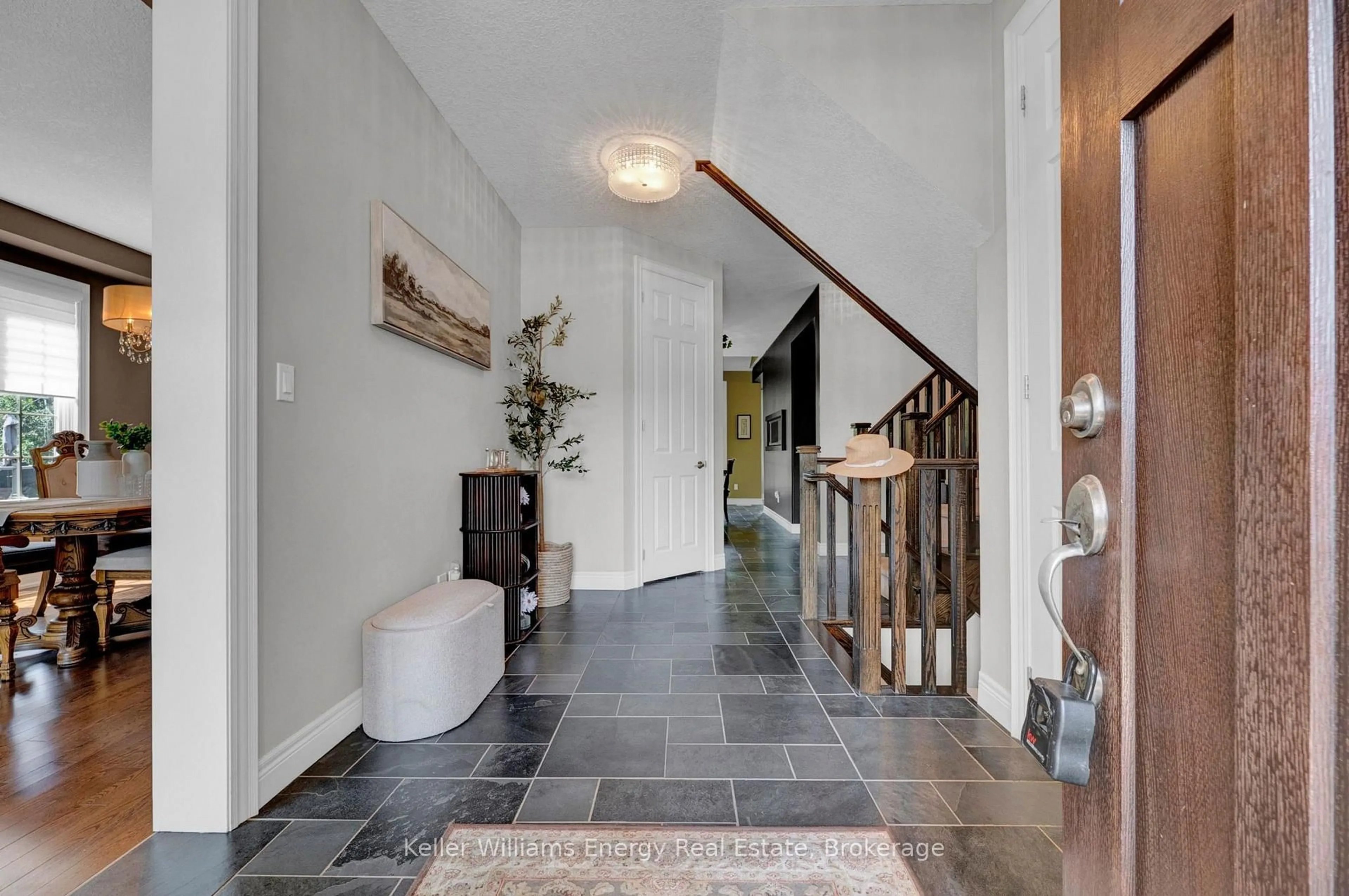Indoor foyer for 2338 Pindar Cres, Oshawa Ontario L1L 0C7