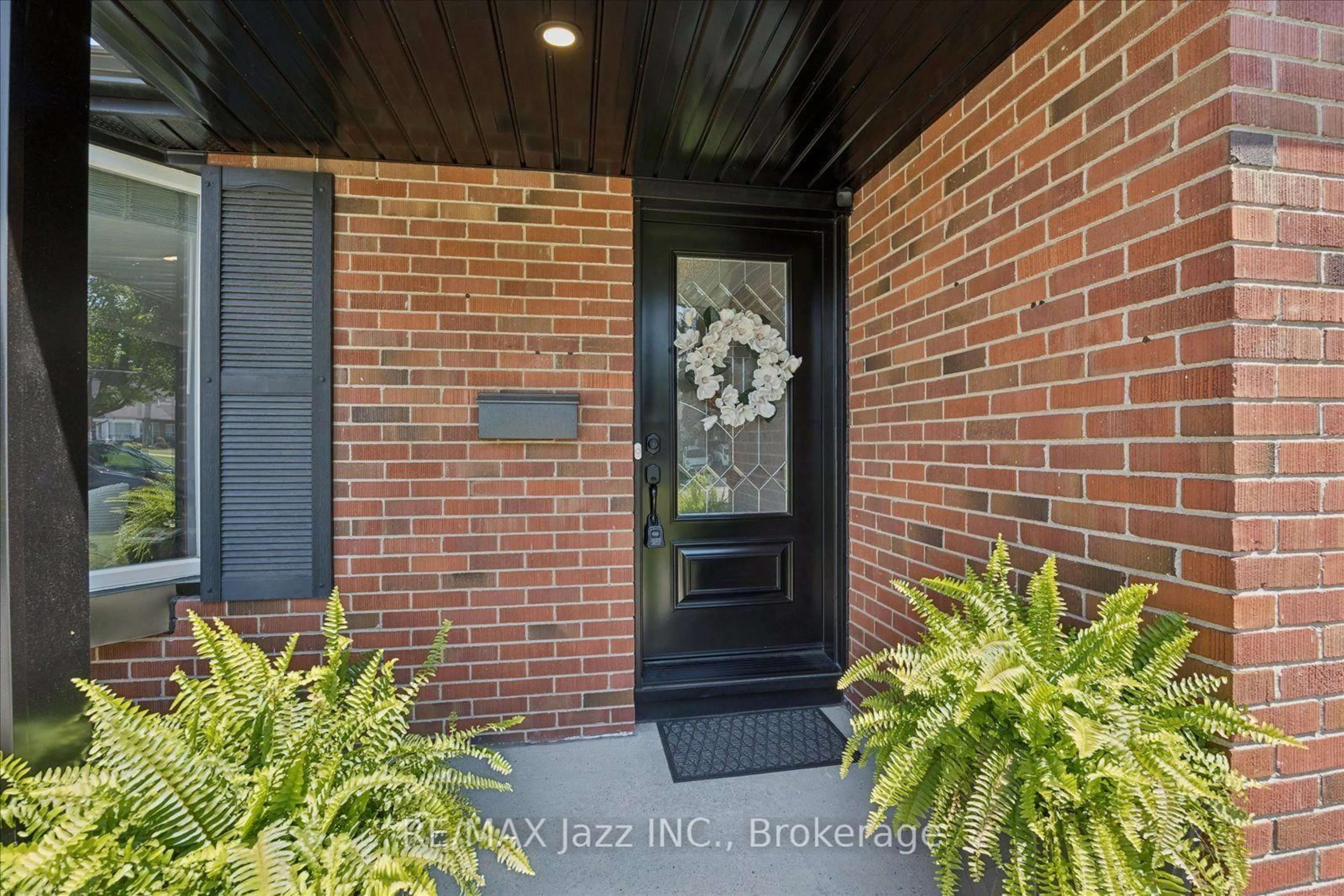 Indoor entryway for 793 Grierson St, Oshawa Ontario L1G 5J8