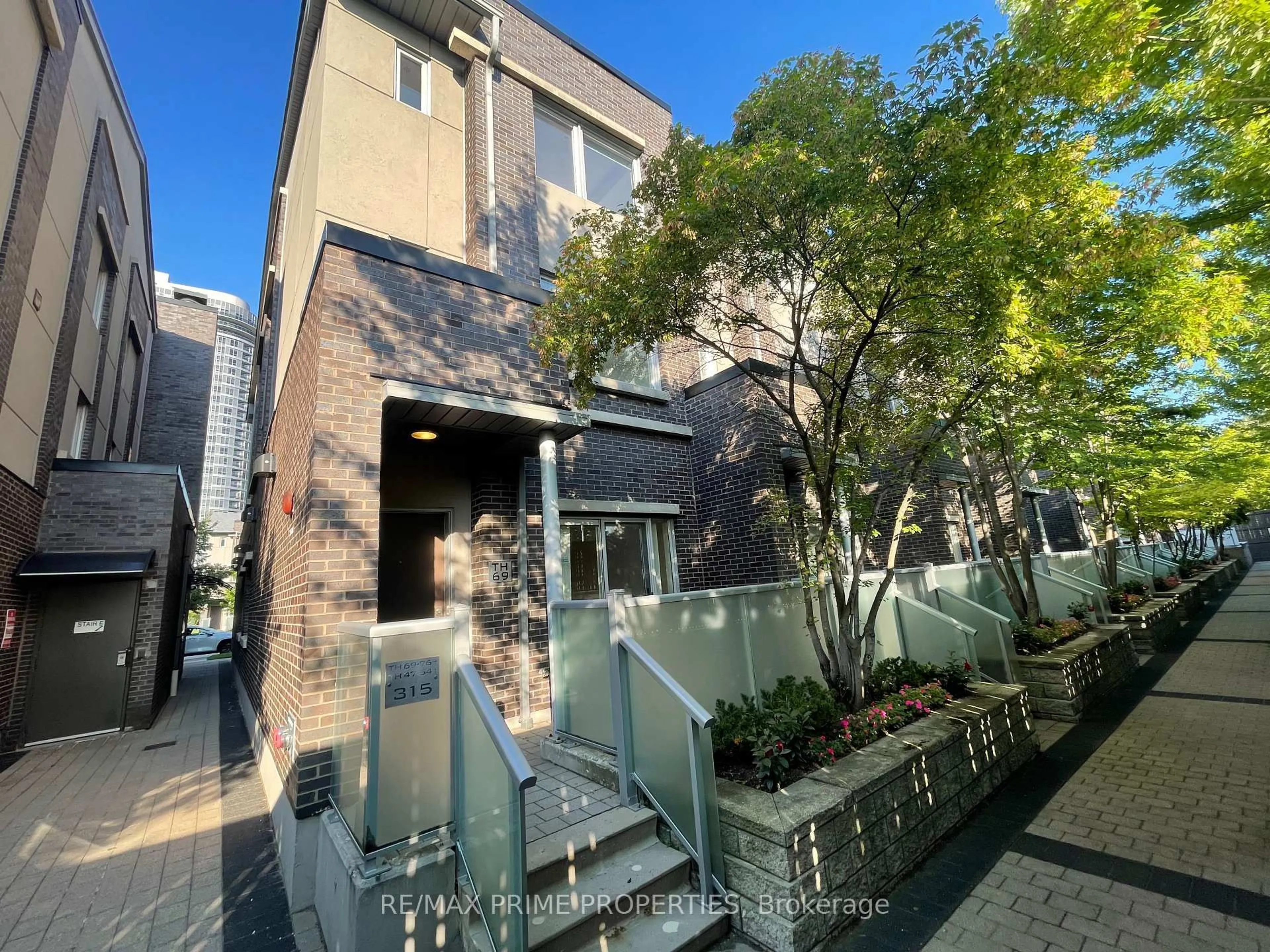 A pic from outside/outdoor area/front of a property/back of a property/a pic from drone, street for 315 Village Green Sq #Th69, Toronto Ontario M1S 0L2