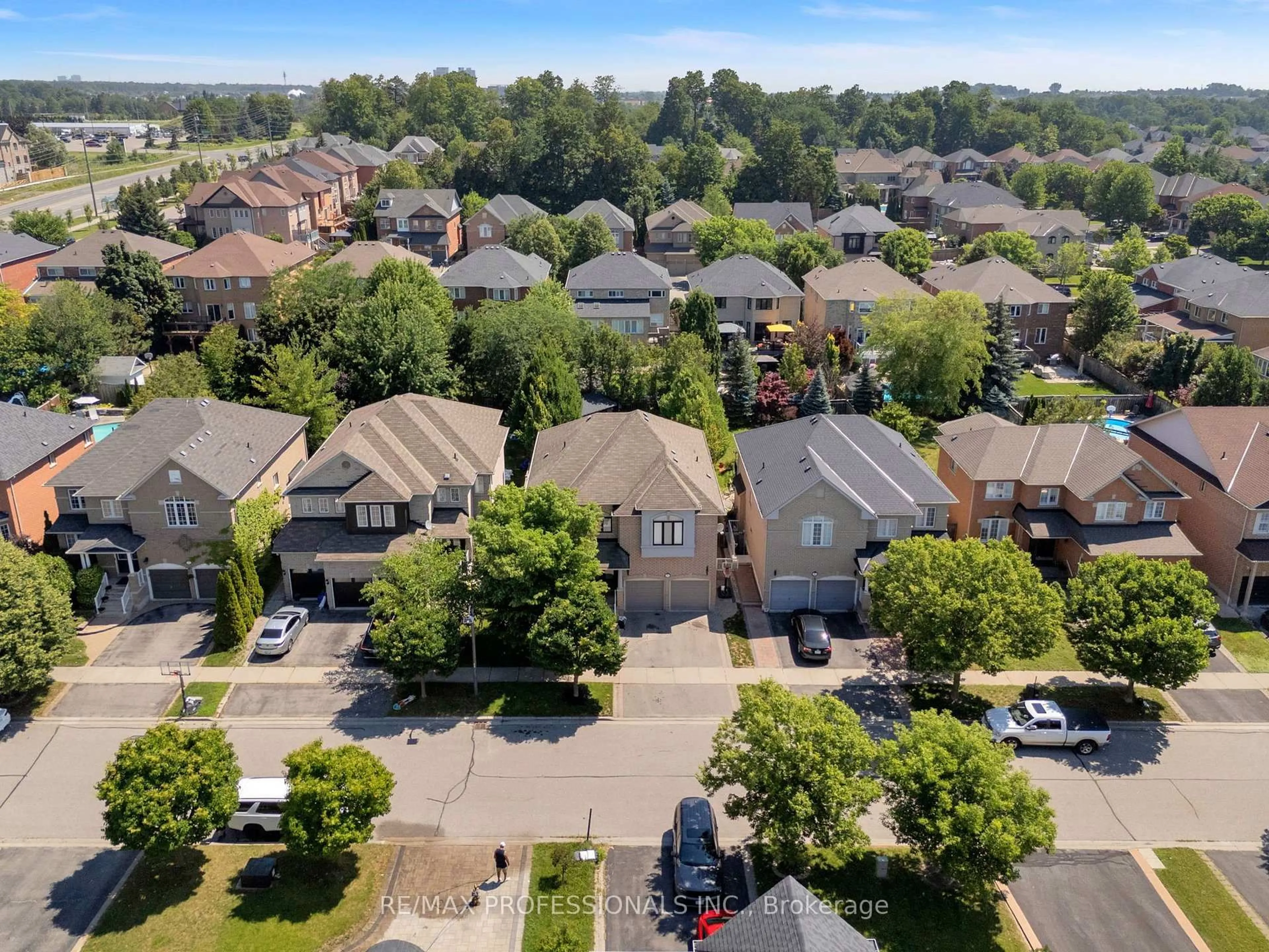 A pic from outside/outdoor area/front of a property/back of a property/a pic from drone, street for 11 Tweedie Cres, Whitby Ontario L1P 1X4