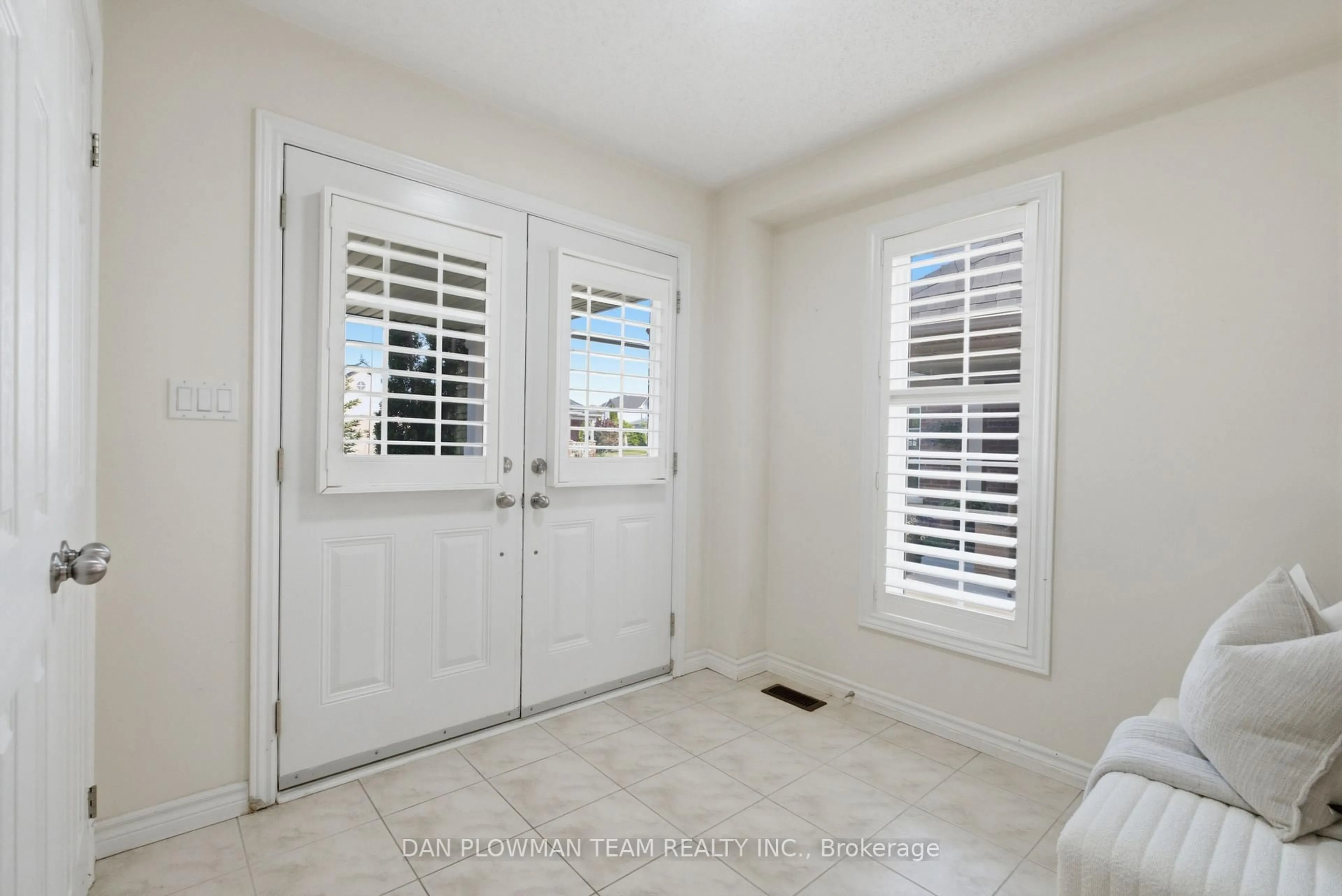 Indoor entryway for 679 Oxbow Cres, Oshawa Ontario L1K 3A7