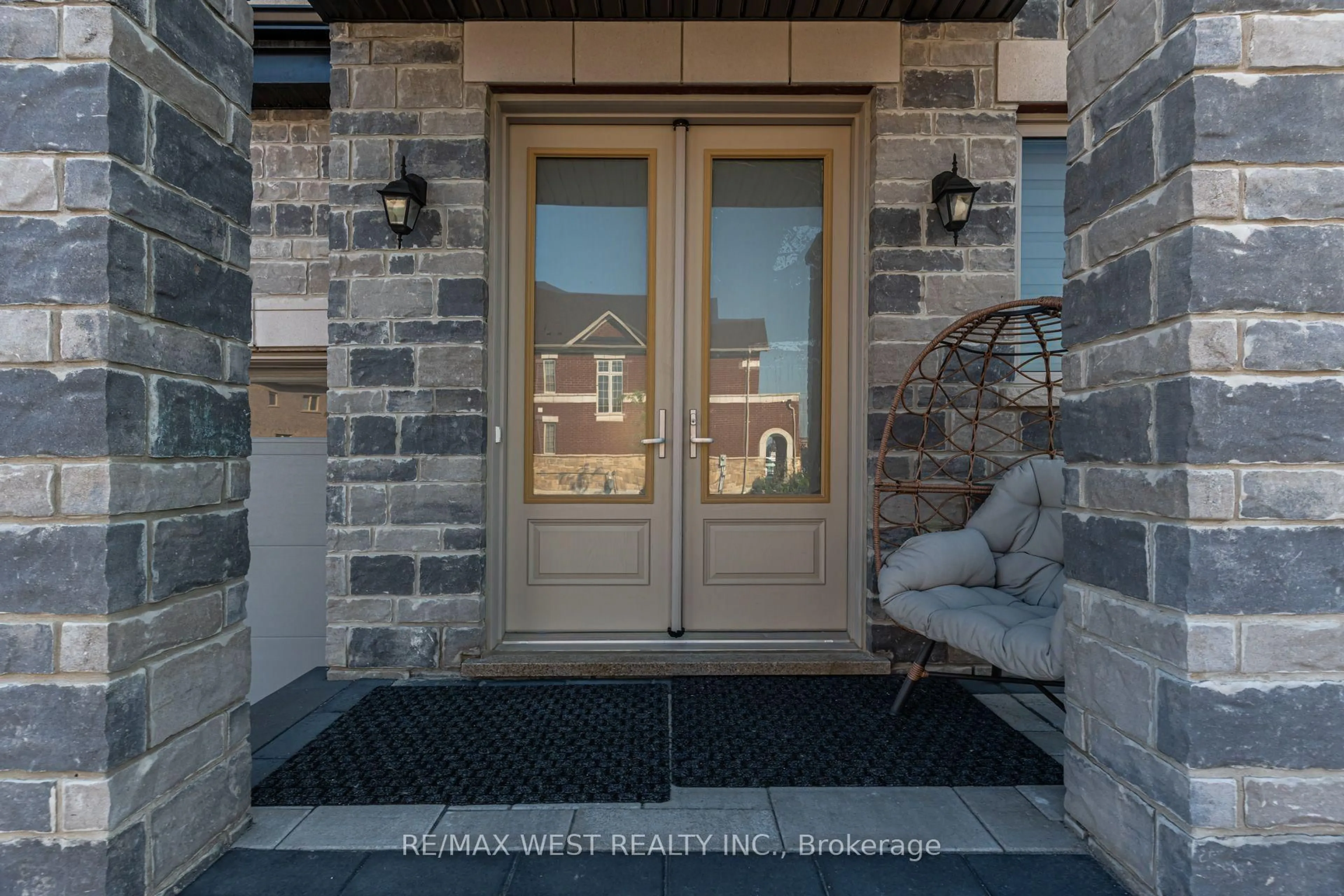 Indoor entryway for 2688 Sapphire Dr, Pickering Ontario L1X 0G5