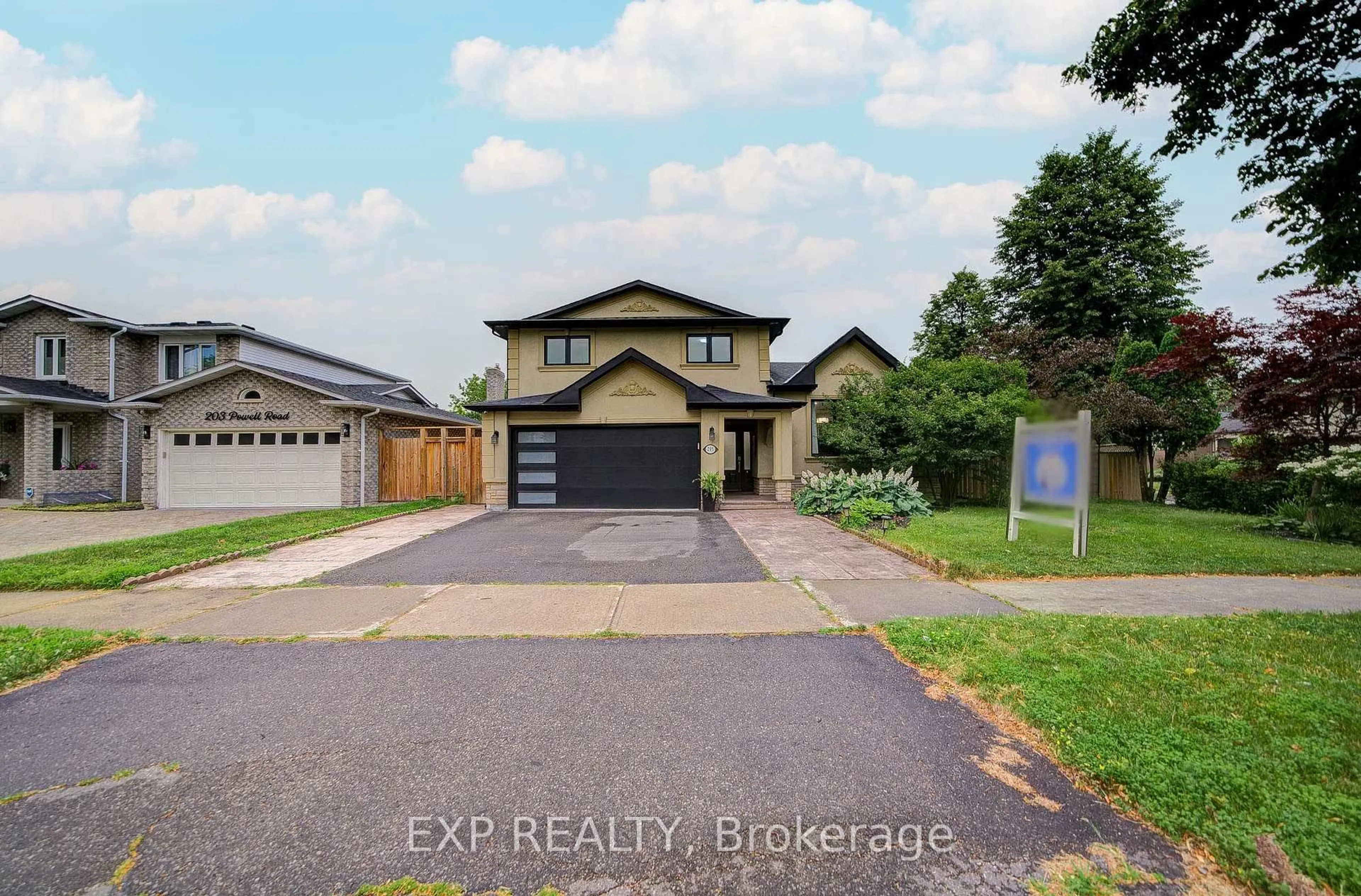 A pic from outside/outdoor area/front of a property/back of a property/a pic from drone, street for 205 Powell Rd, Whitby Ontario L1N 6T5