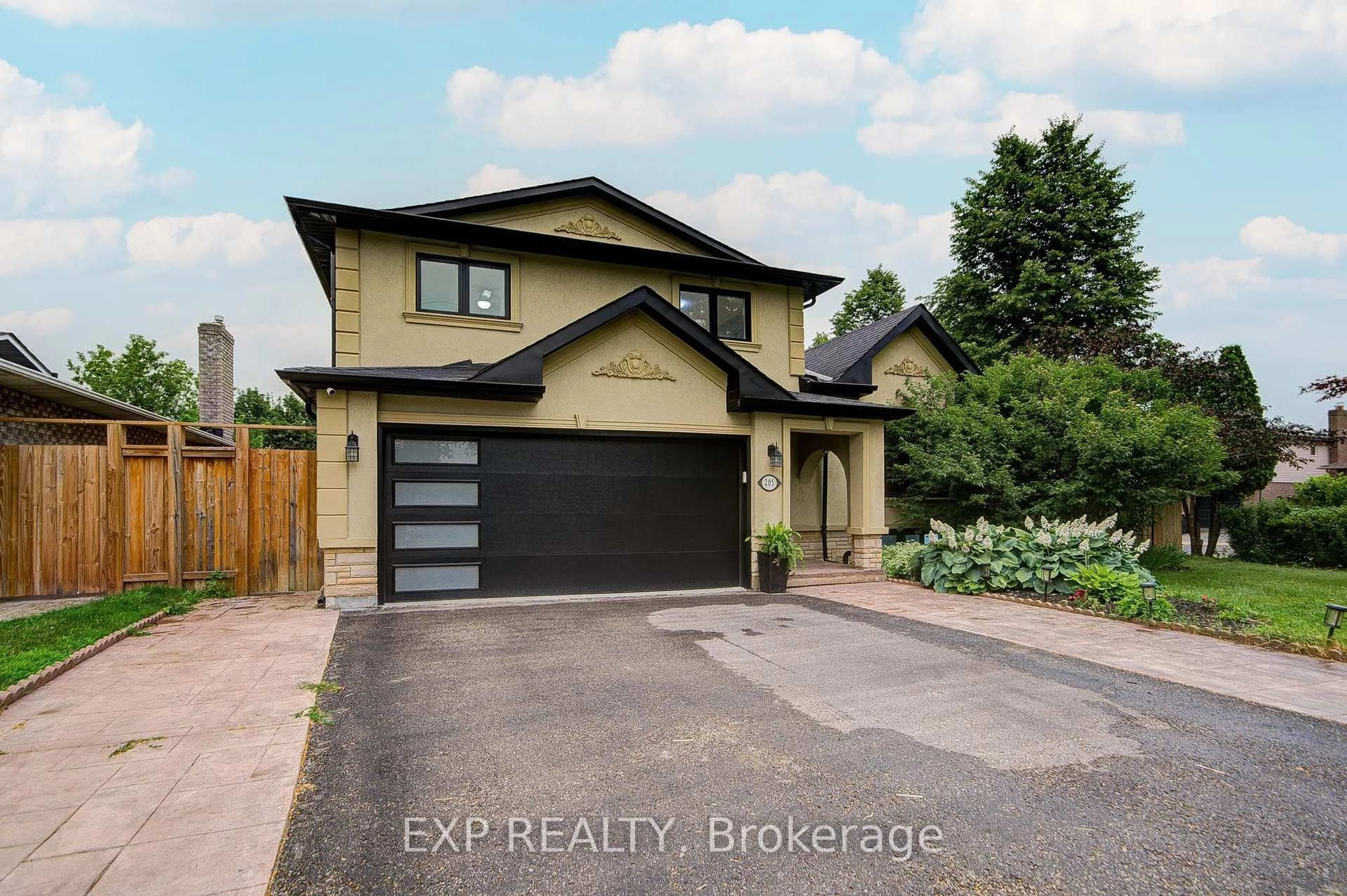A pic from outside/outdoor area/front of a property/back of a property/a pic from drone, street for 205 Powell Rd, Whitby Ontario L1N 6T5