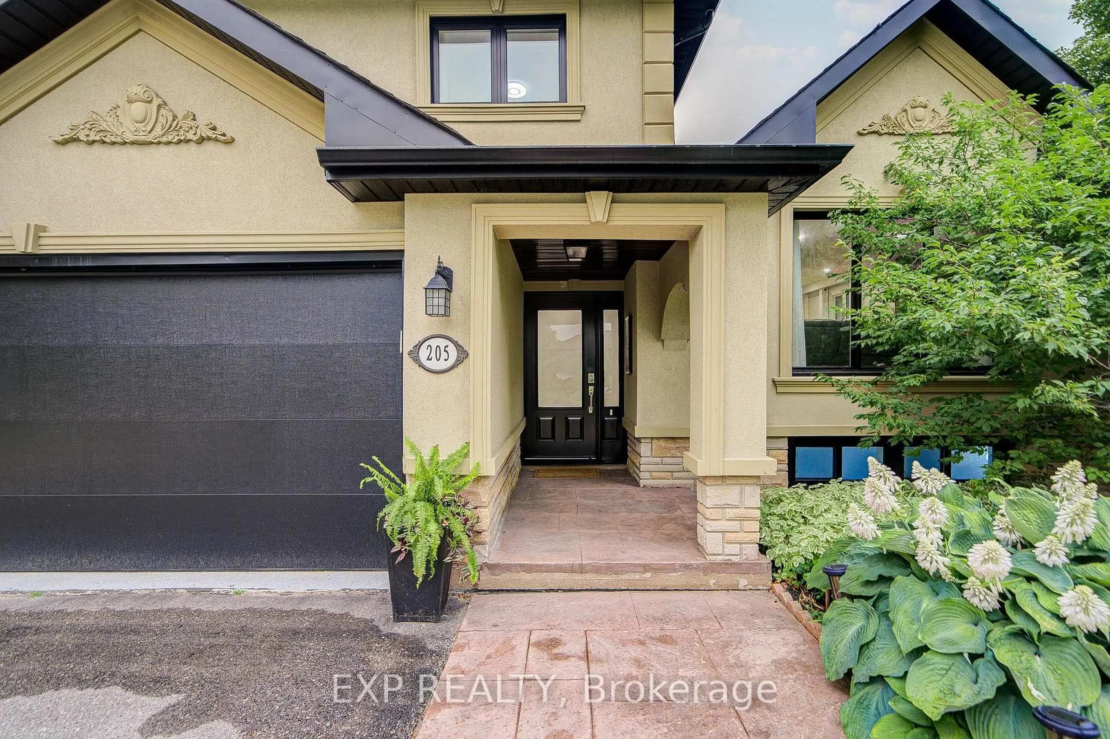 Indoor entryway for 205 Powell Rd, Whitby Ontario L1N 6T5