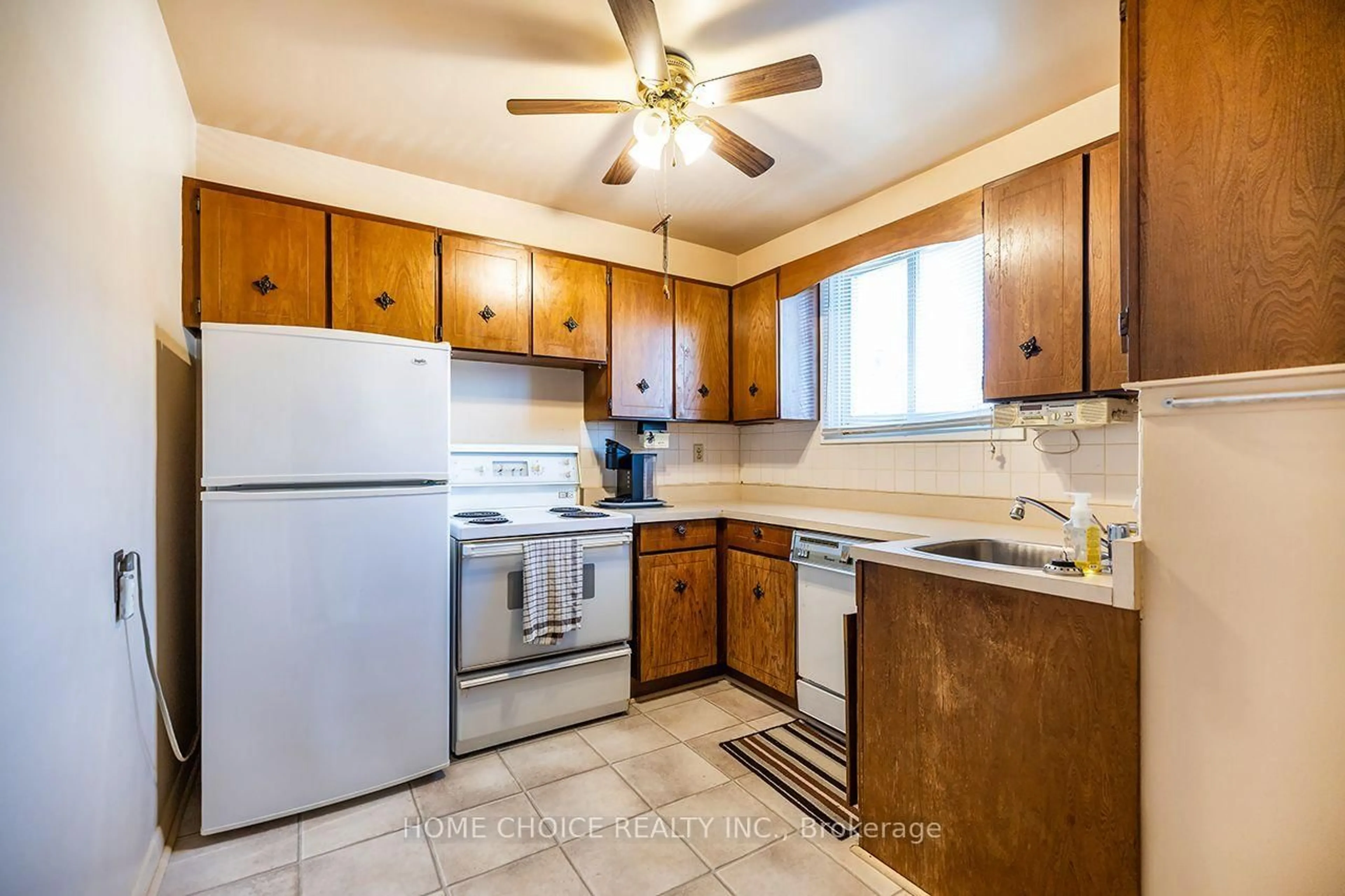 Standard kitchen, ceramic/tile floor for 341 Rosedale Dr, Whitby Ontario L1N 1Z2