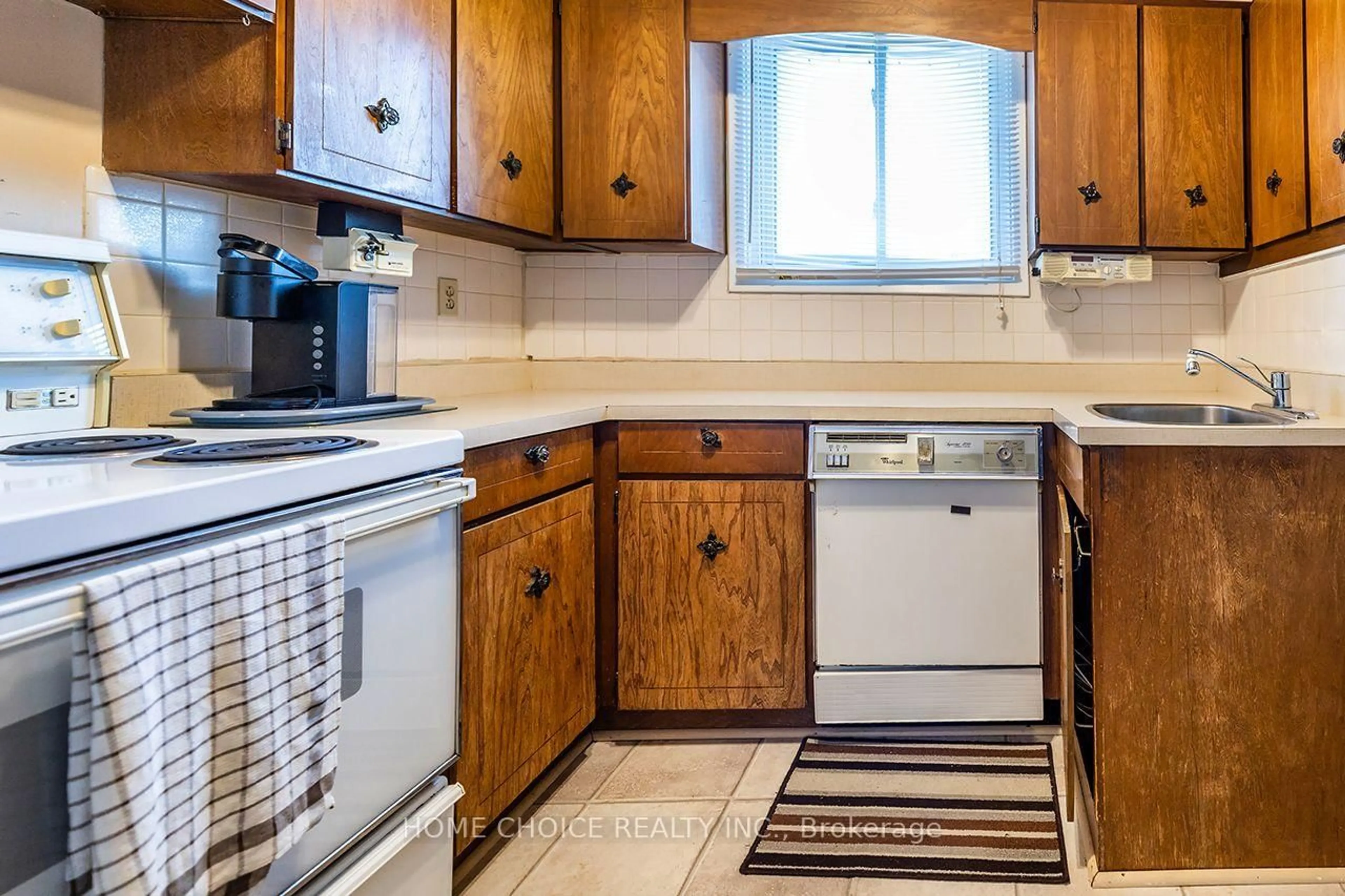 Standard kitchen, ceramic/tile floor for 341 Rosedale Dr, Whitby Ontario L1N 1Z2