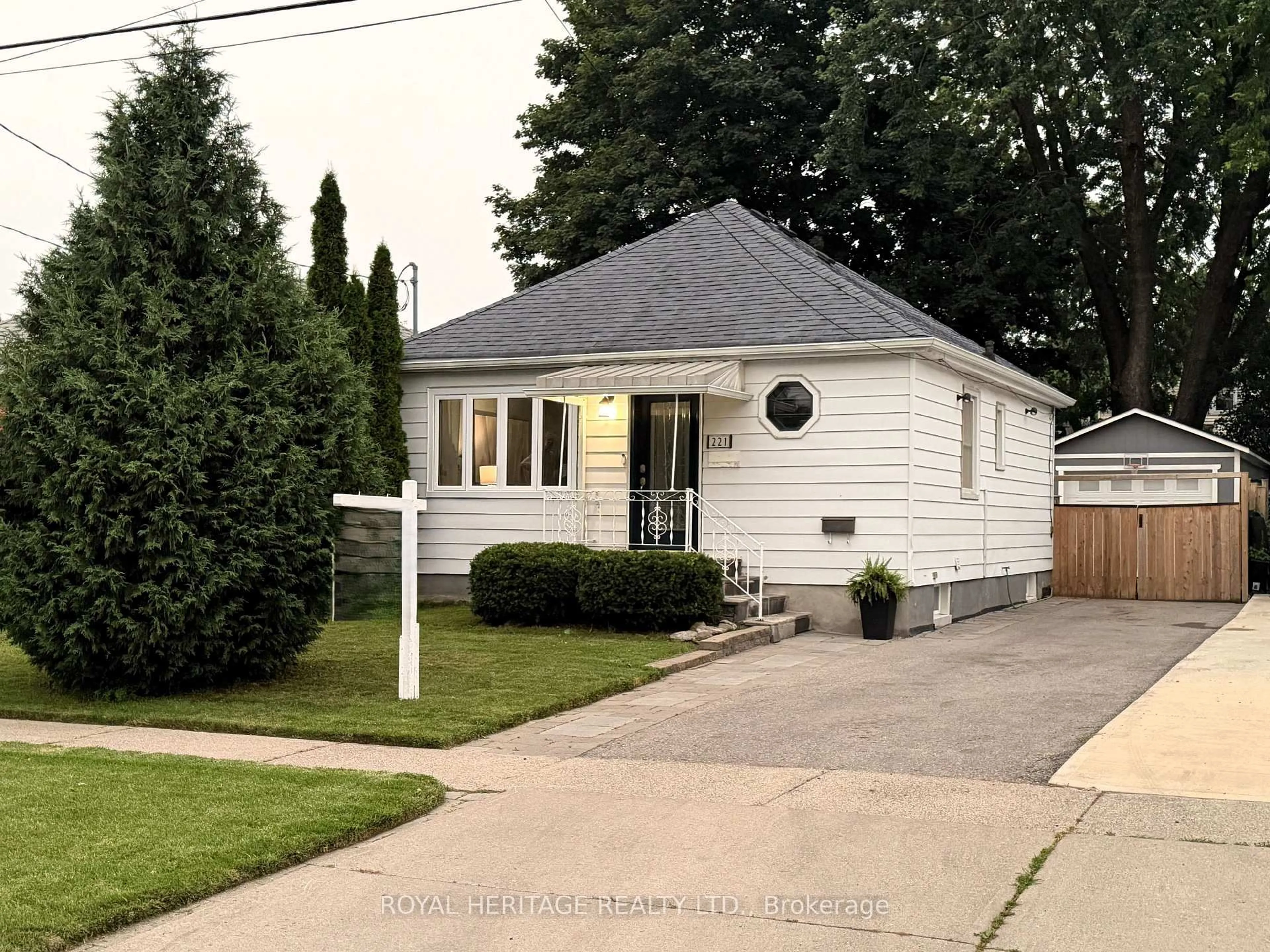 Home with vinyl exterior material, street for 221 Hibbert Ave, Oshawa Ontario L1J 1V4