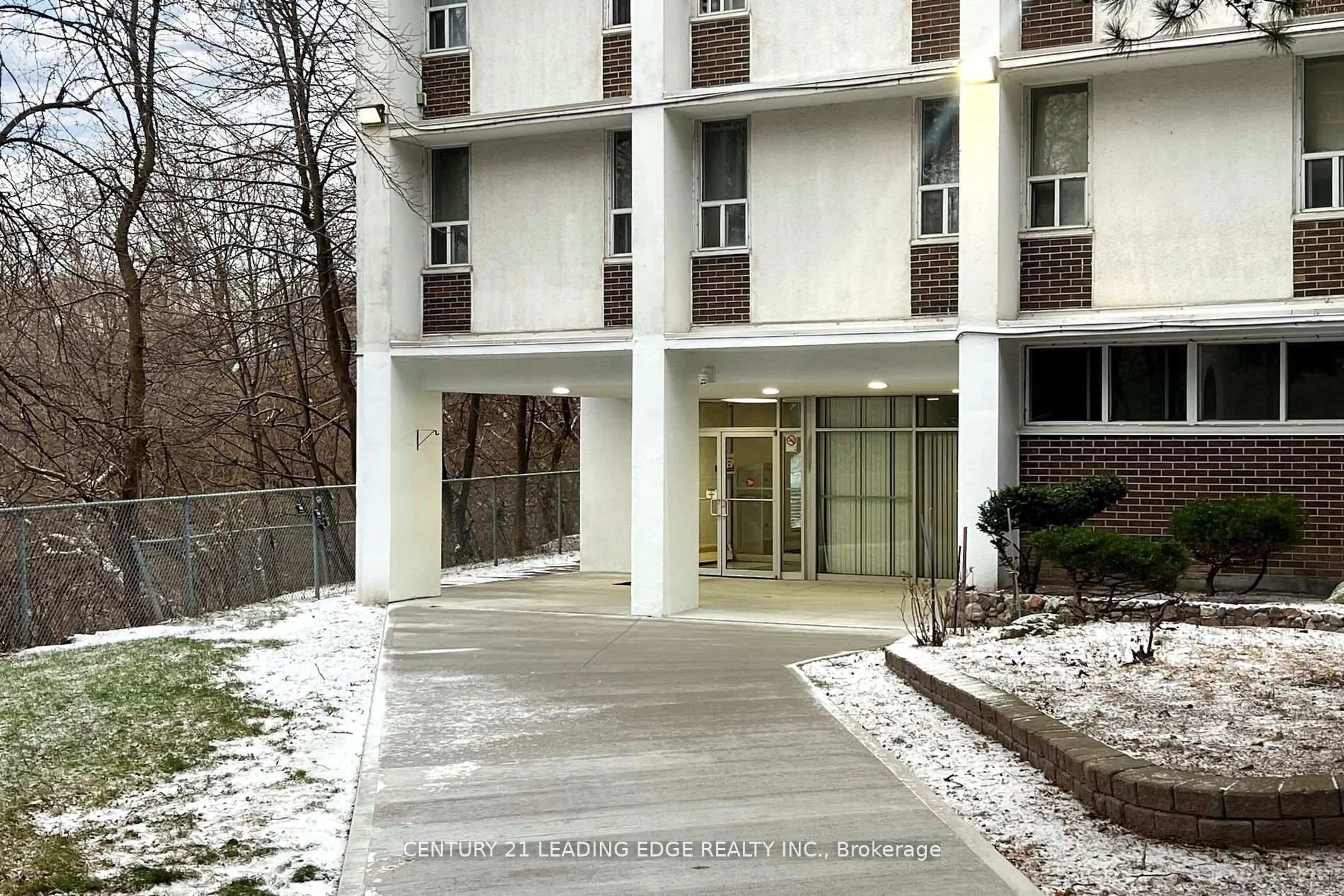 Indoor foyer for 2245 Eglinton Ave #1005, Toronto Ontario M1K 2N3