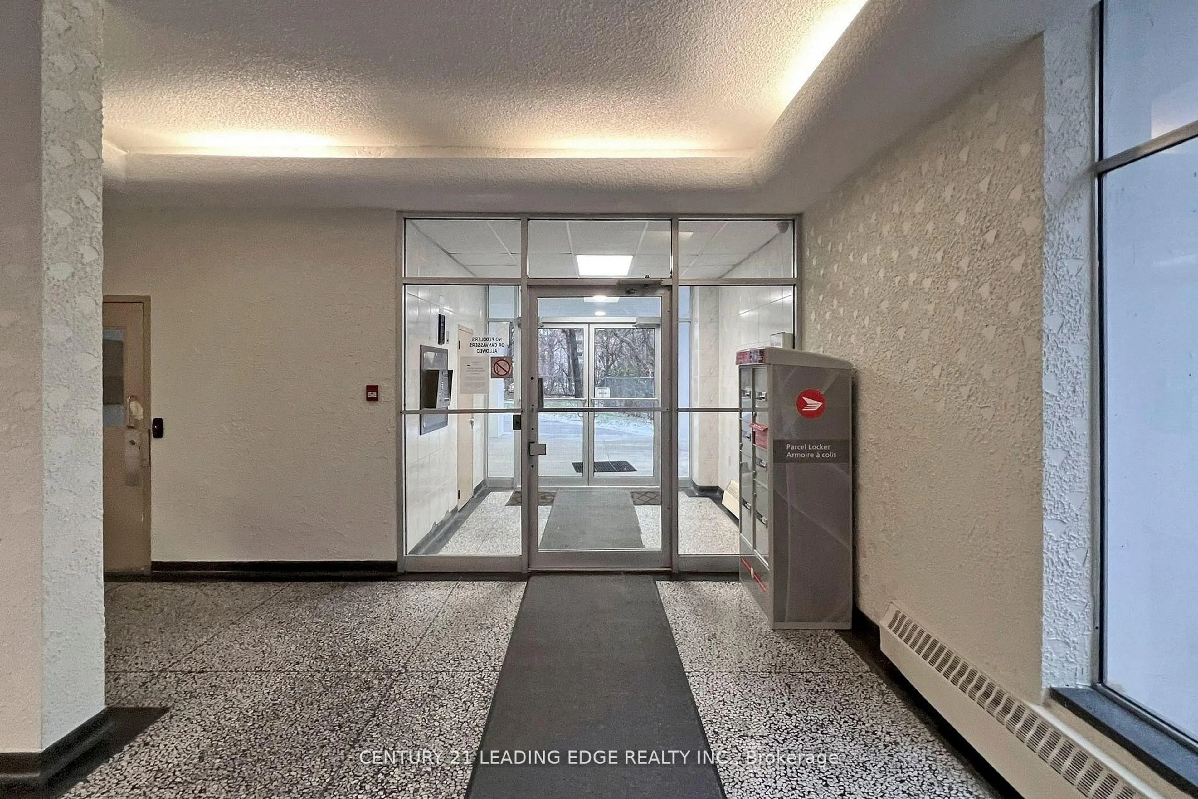Indoor foyer for 2245 Eglinton Ave #1005, Toronto Ontario M1K 2N3