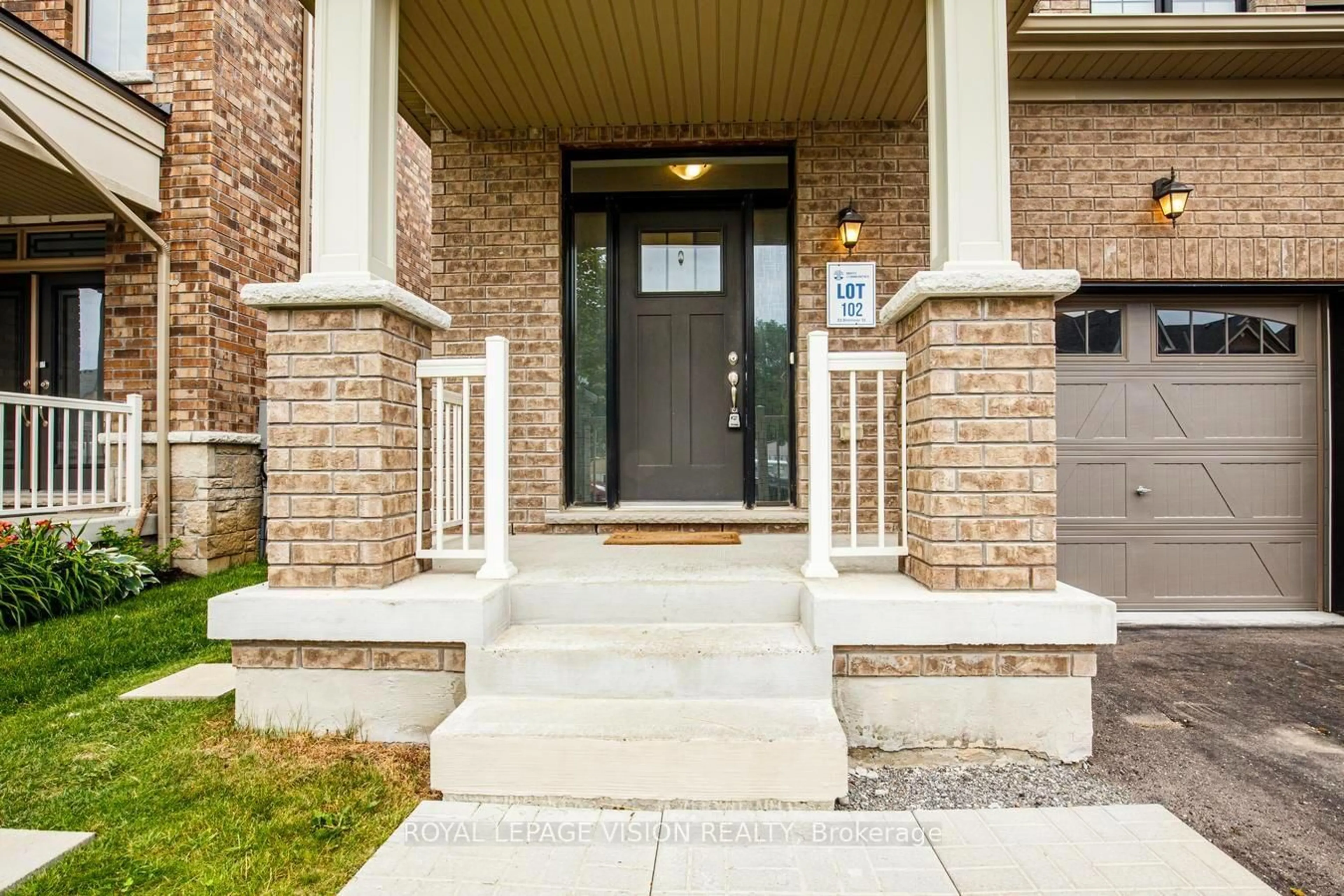 Indoor entryway for 33 Bremner St, Whitby Ontario L1R 1W5