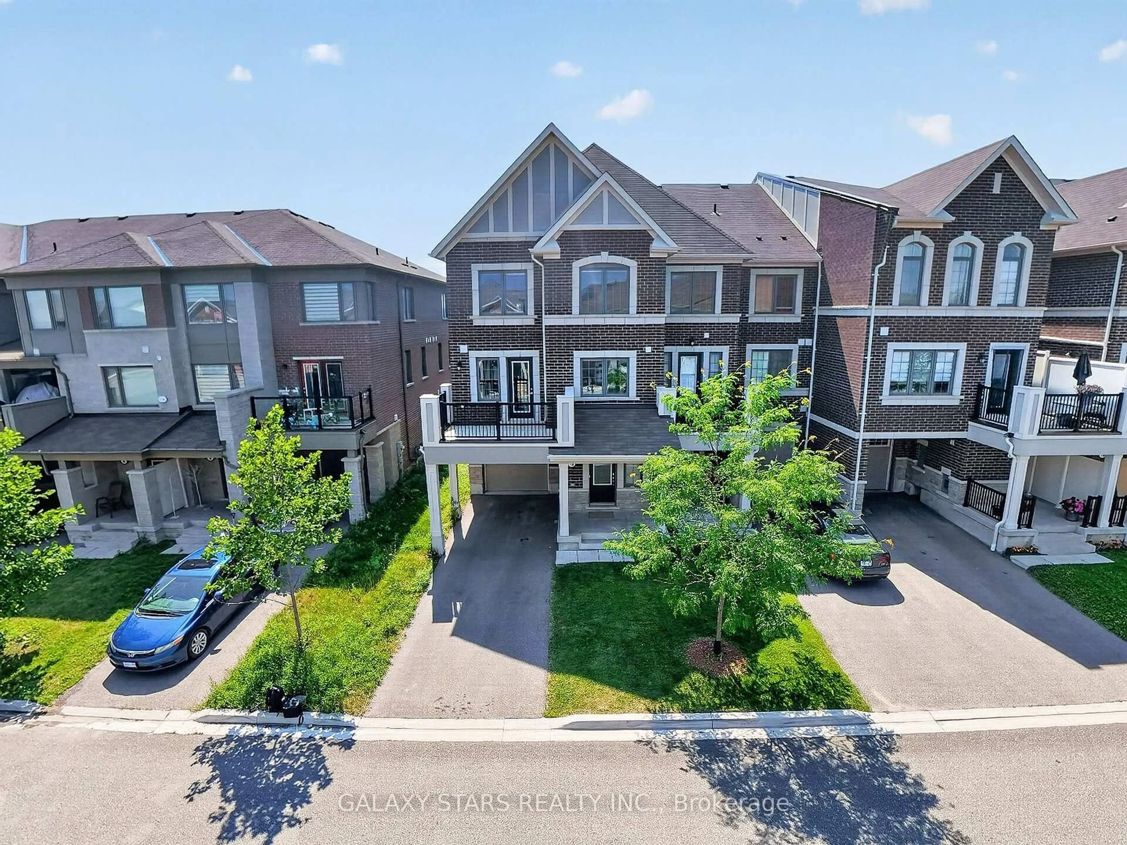 A pic from outside/outdoor area/front of a property/back of a property/a pic from drone, street for 10 Sedgemoor St, Whitby Ontario L1P 0M3