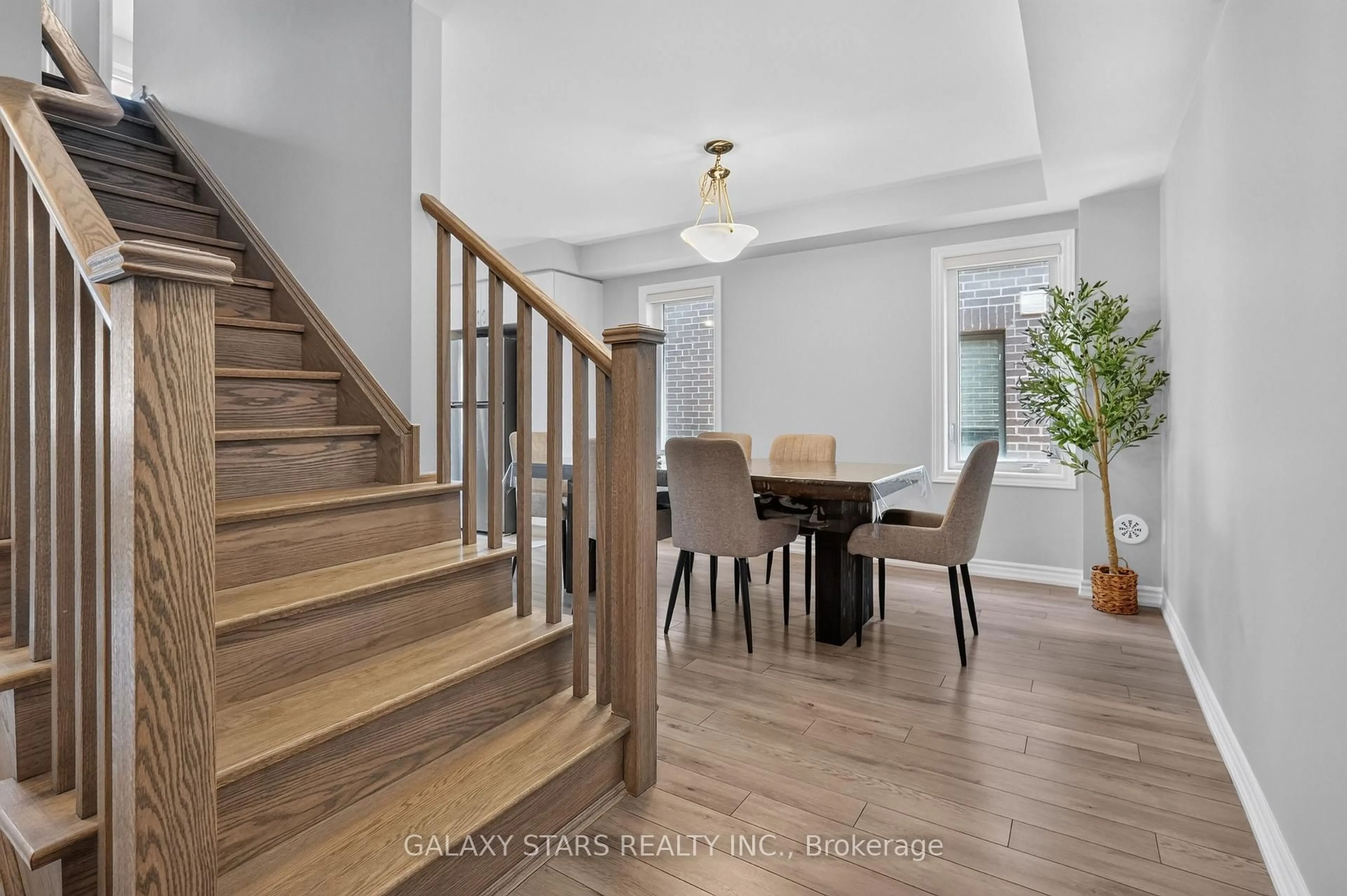 Unknown for 10 Sedgemoor St, Whitby Ontario L1P 0M3