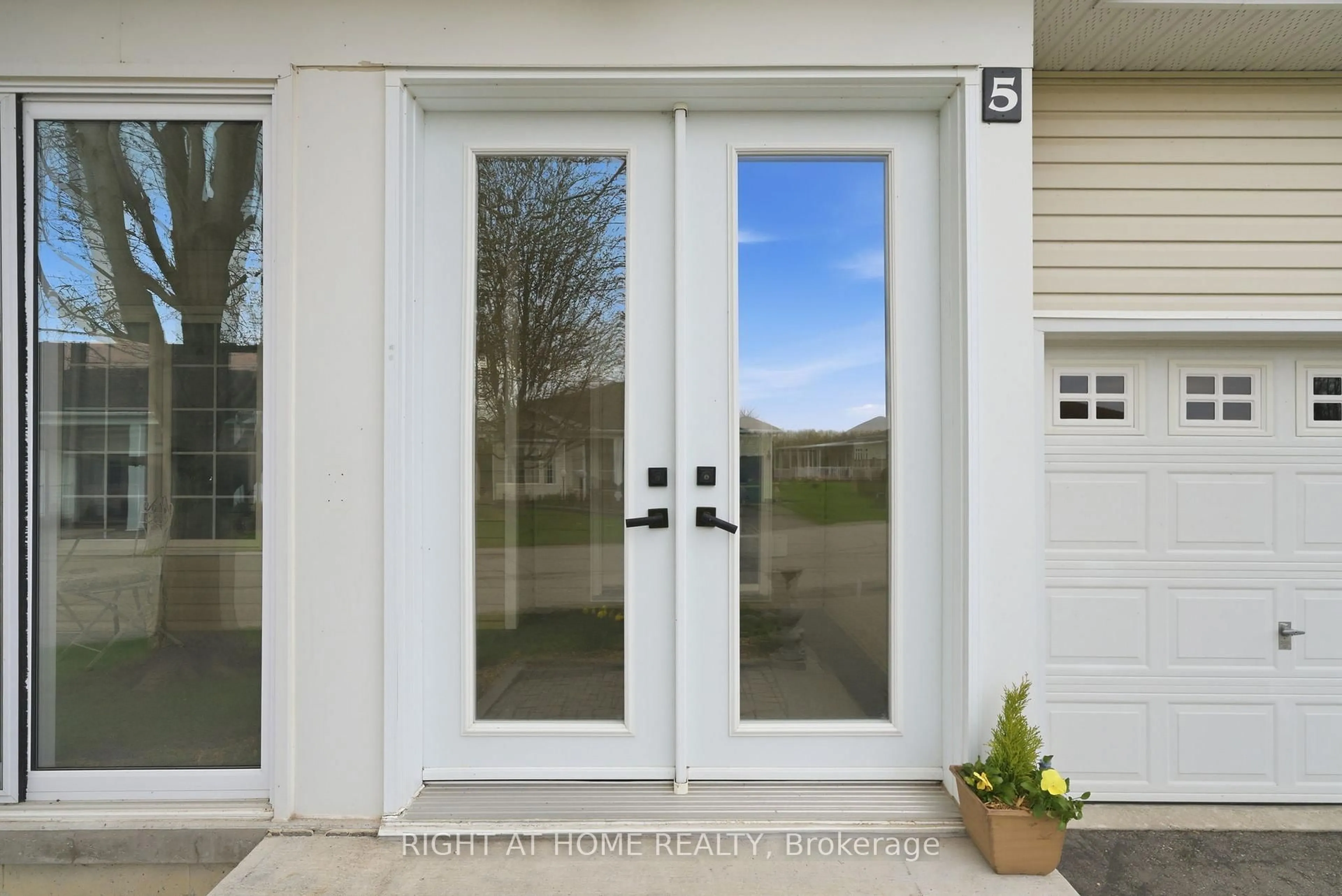 Indoor entryway for 5 Park Place Lane, Clarington Ontario L1B 0B2