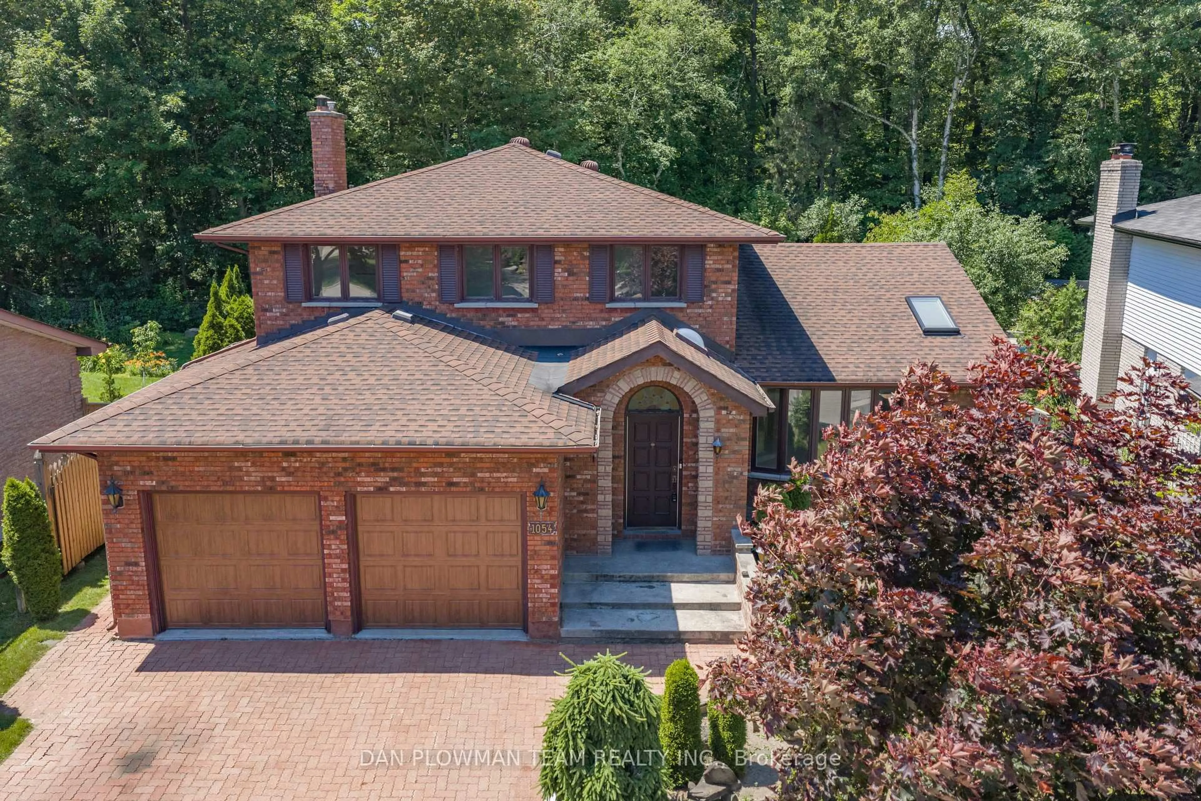 Home with brick exterior material, street for 1054 Chelsea Crt, Oshawa Ontario L1G 7R4