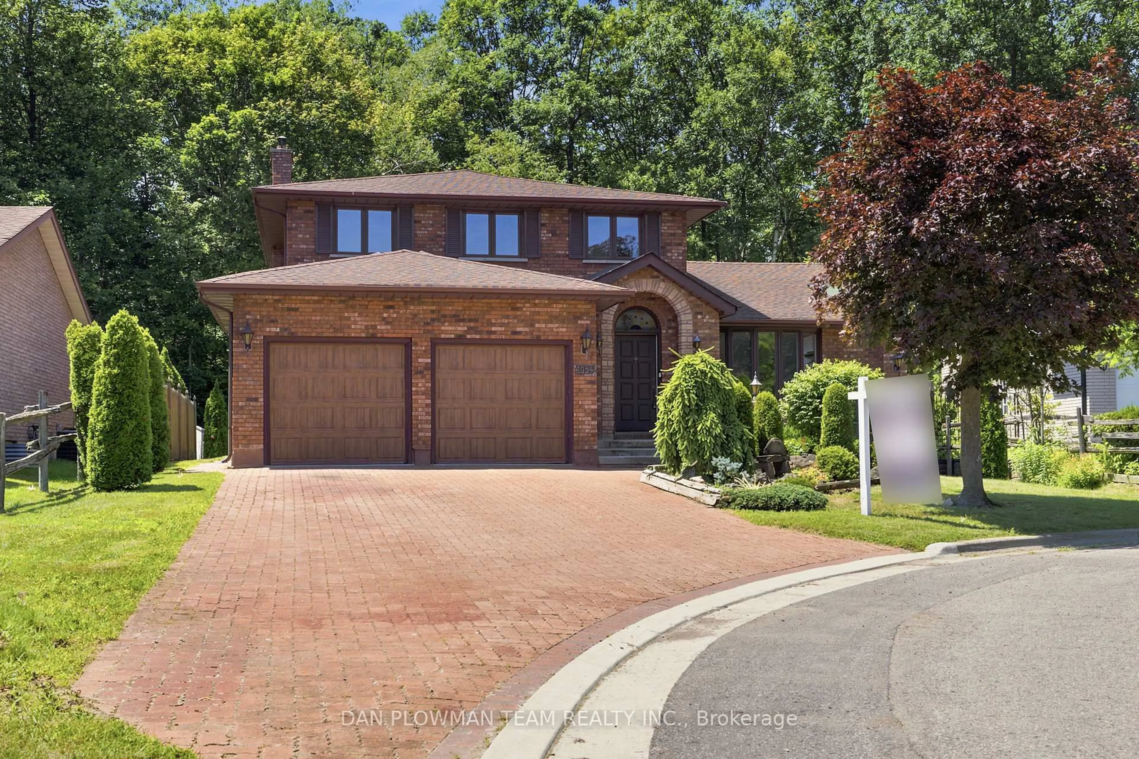 Home with brick exterior material, street for 1054 Chelsea Crt, Oshawa Ontario L1G 7R4