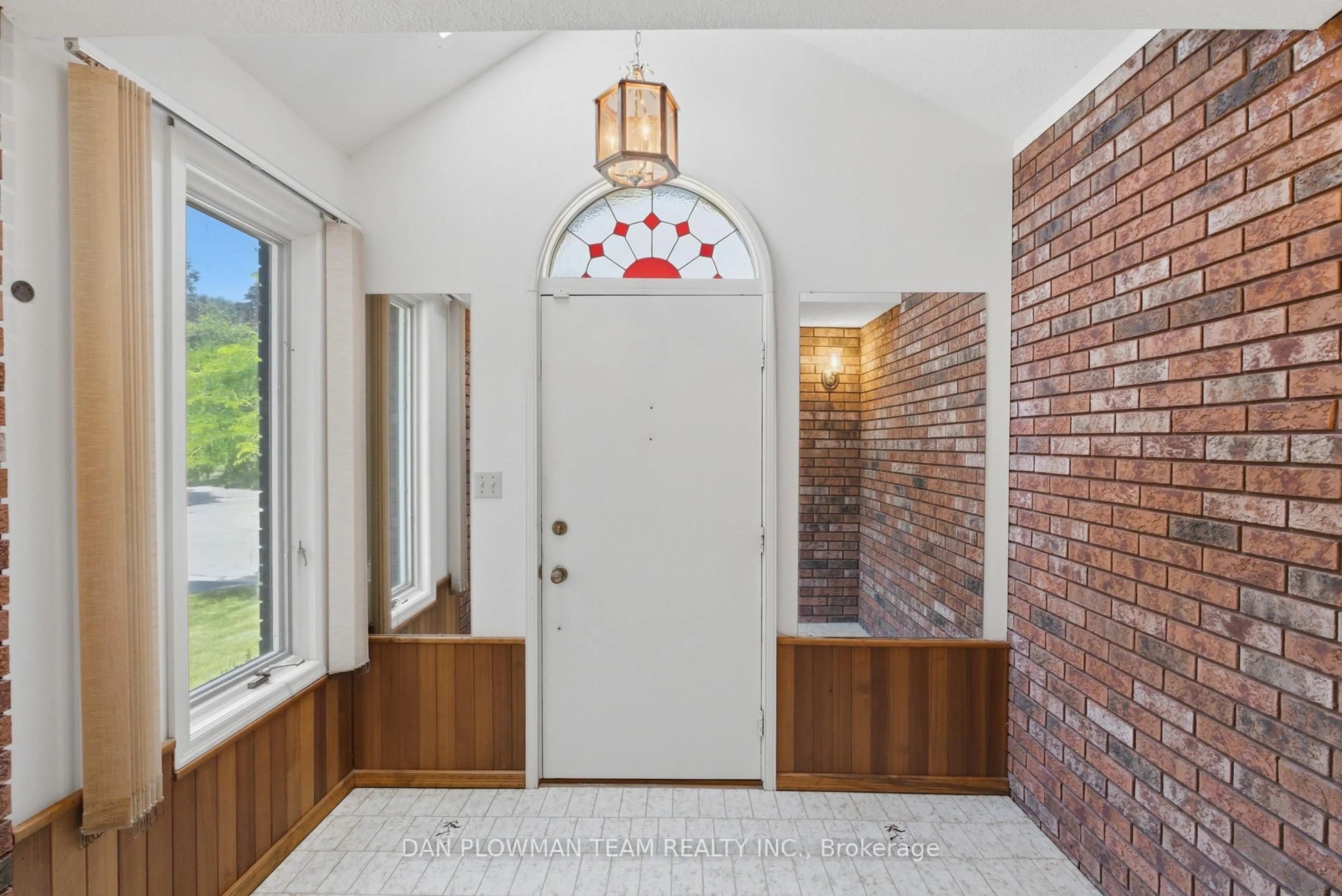 Indoor entryway for 1054 Chelsea Crt, Oshawa Ontario L1G 7R4