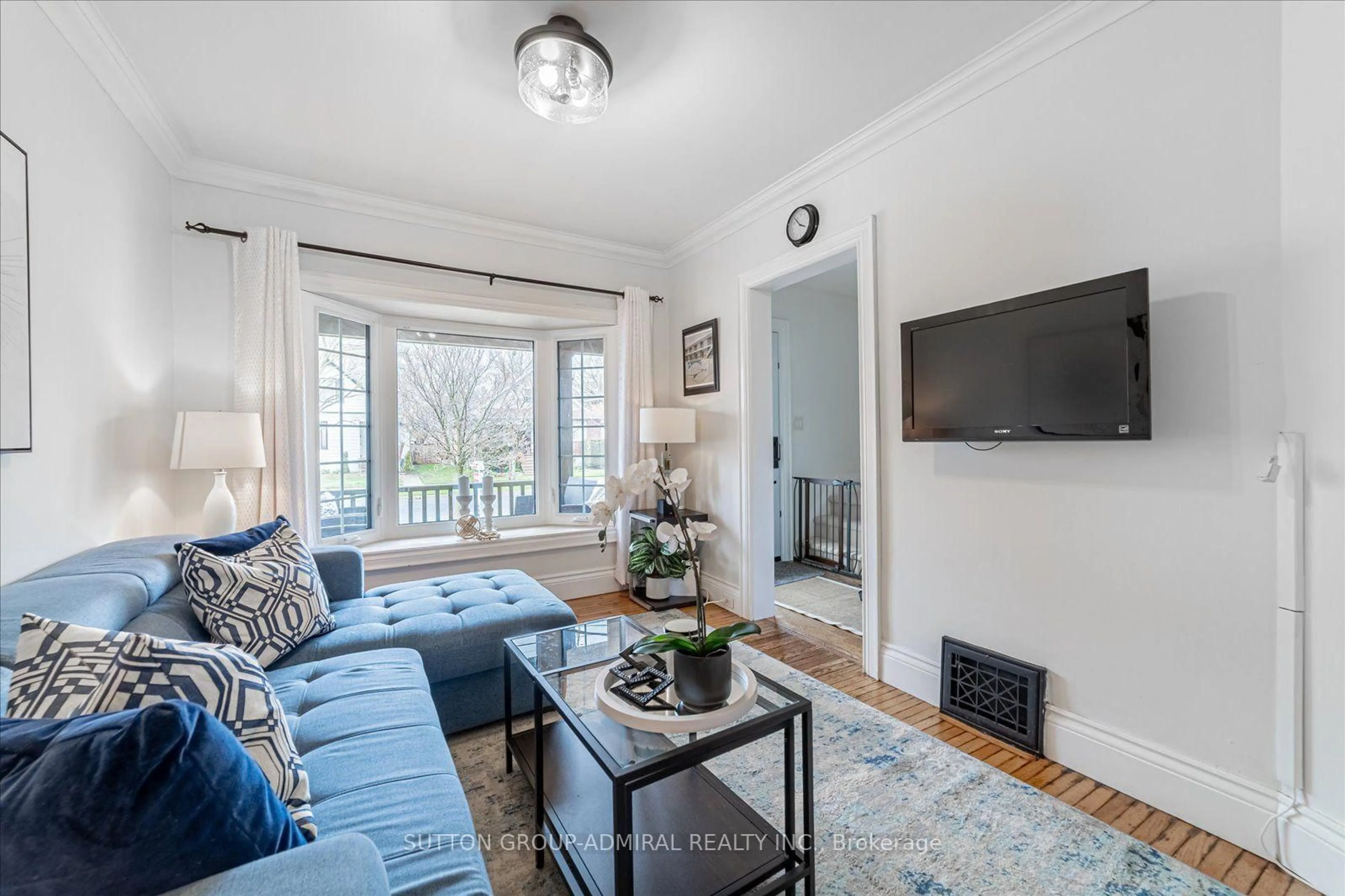 Living room with furniture, unknown for 23 Westmoreland Ave, Oshawa Ontario L1G 2M9