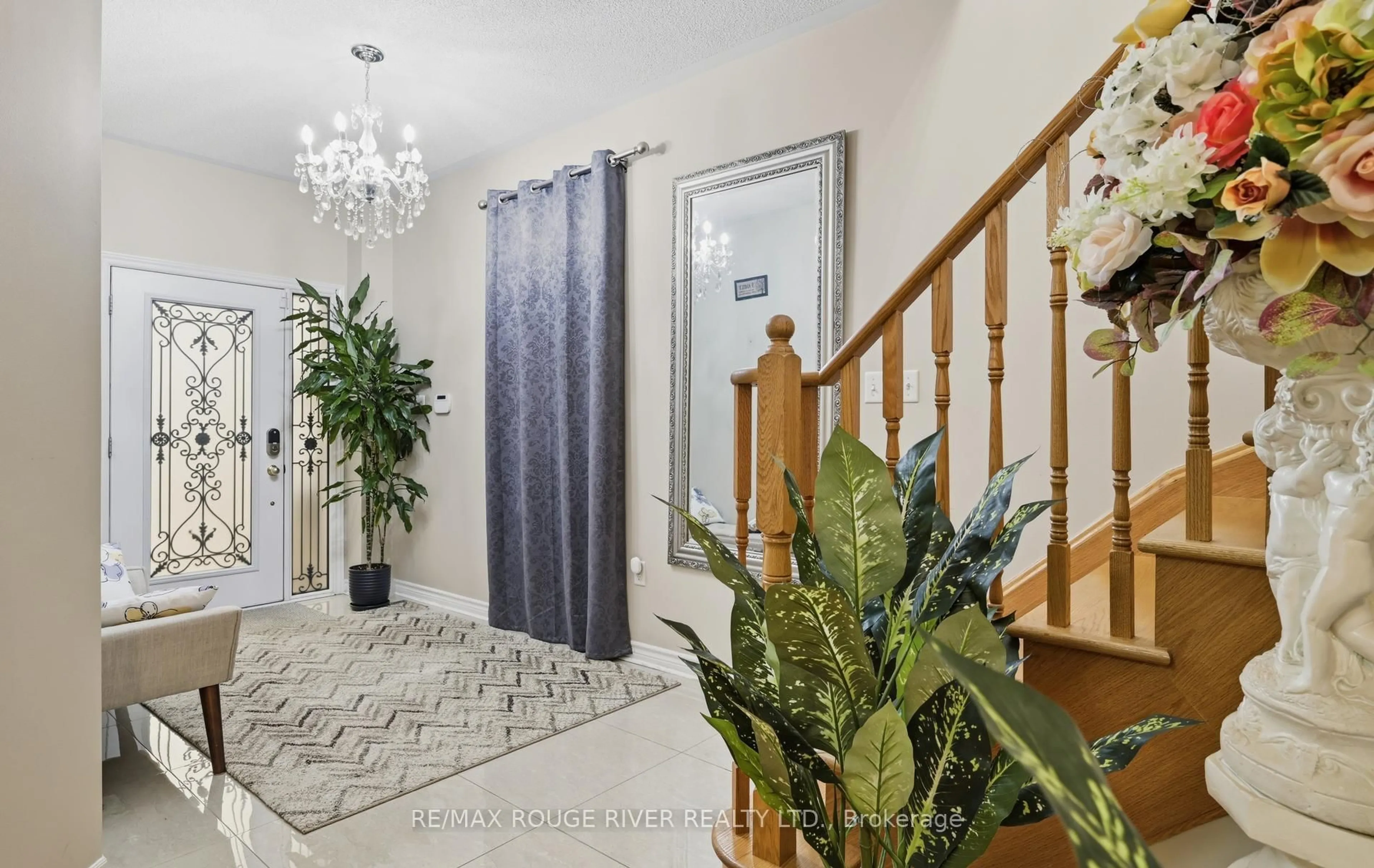 Indoor entryway for 886 Groveland Ave, Oshawa Ontario L1K 0W1