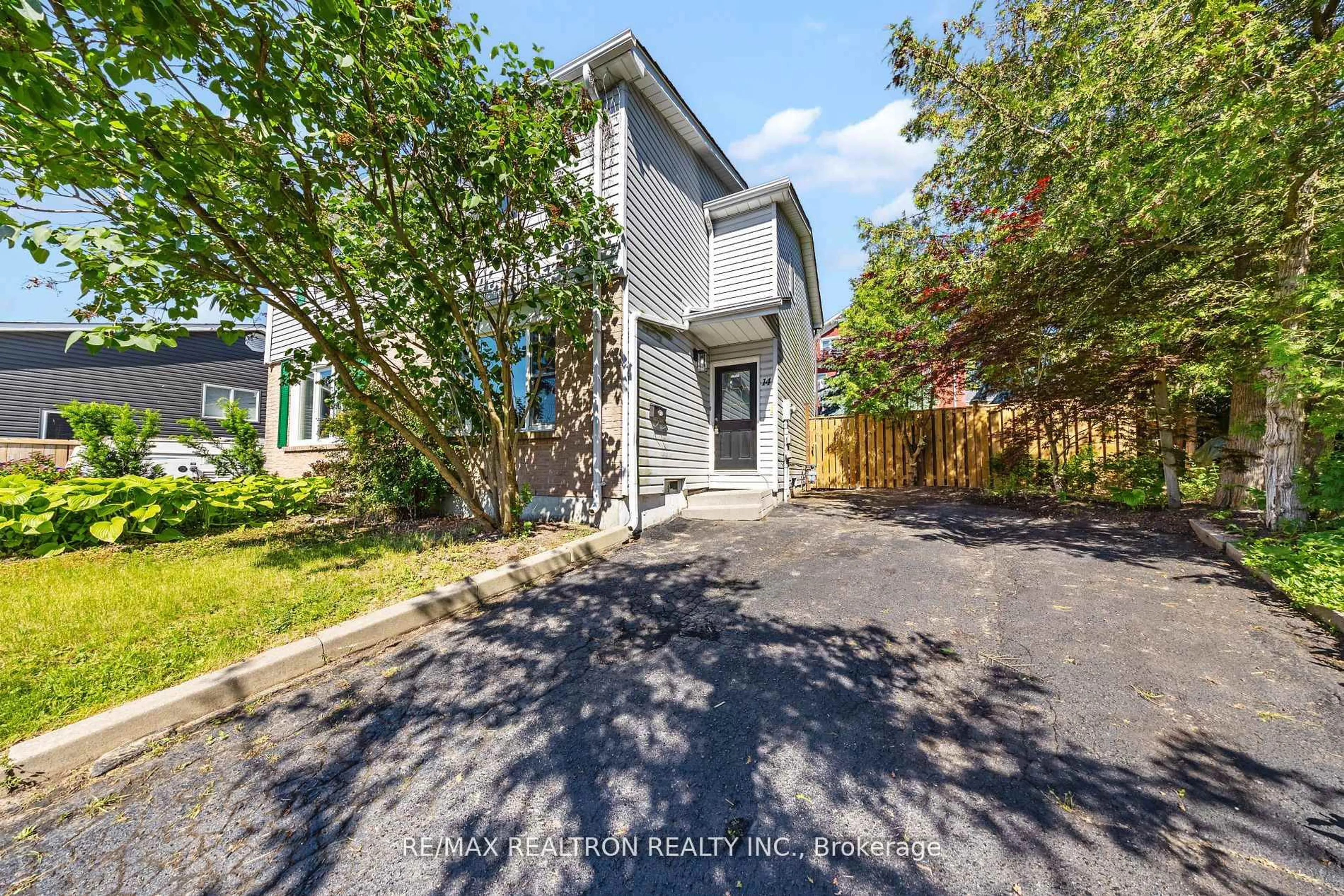 A pic from outside/outdoor area/front of a property/back of a property/a pic from drone, street for 14 Grassmere Ave, Oshawa Ontario L1H 3X4