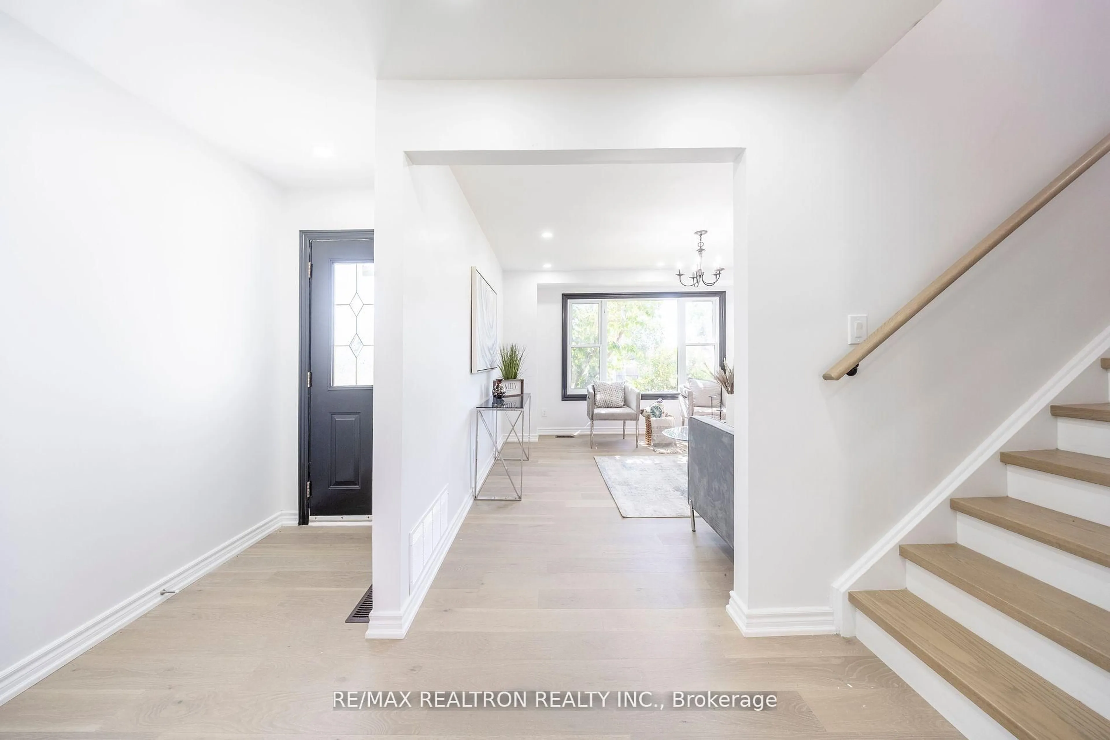 Indoor entryway for 14 Grassmere Ave, Oshawa Ontario L1H 3X4