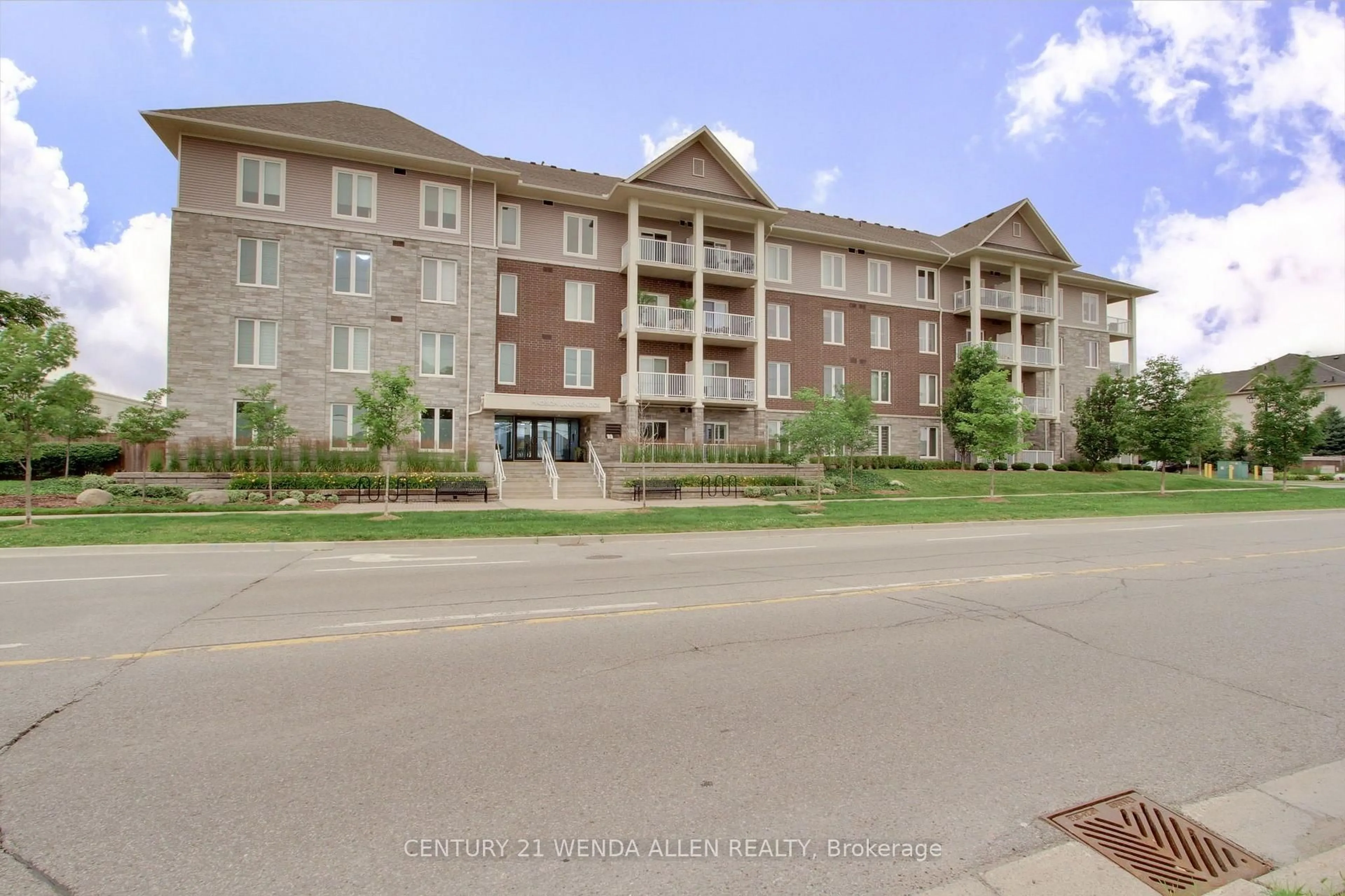 A pic from outside/outdoor area/front of a property/back of a property/a pic from drone, building for 290 Liberty St, Clarington Ontario L1C 0H3
