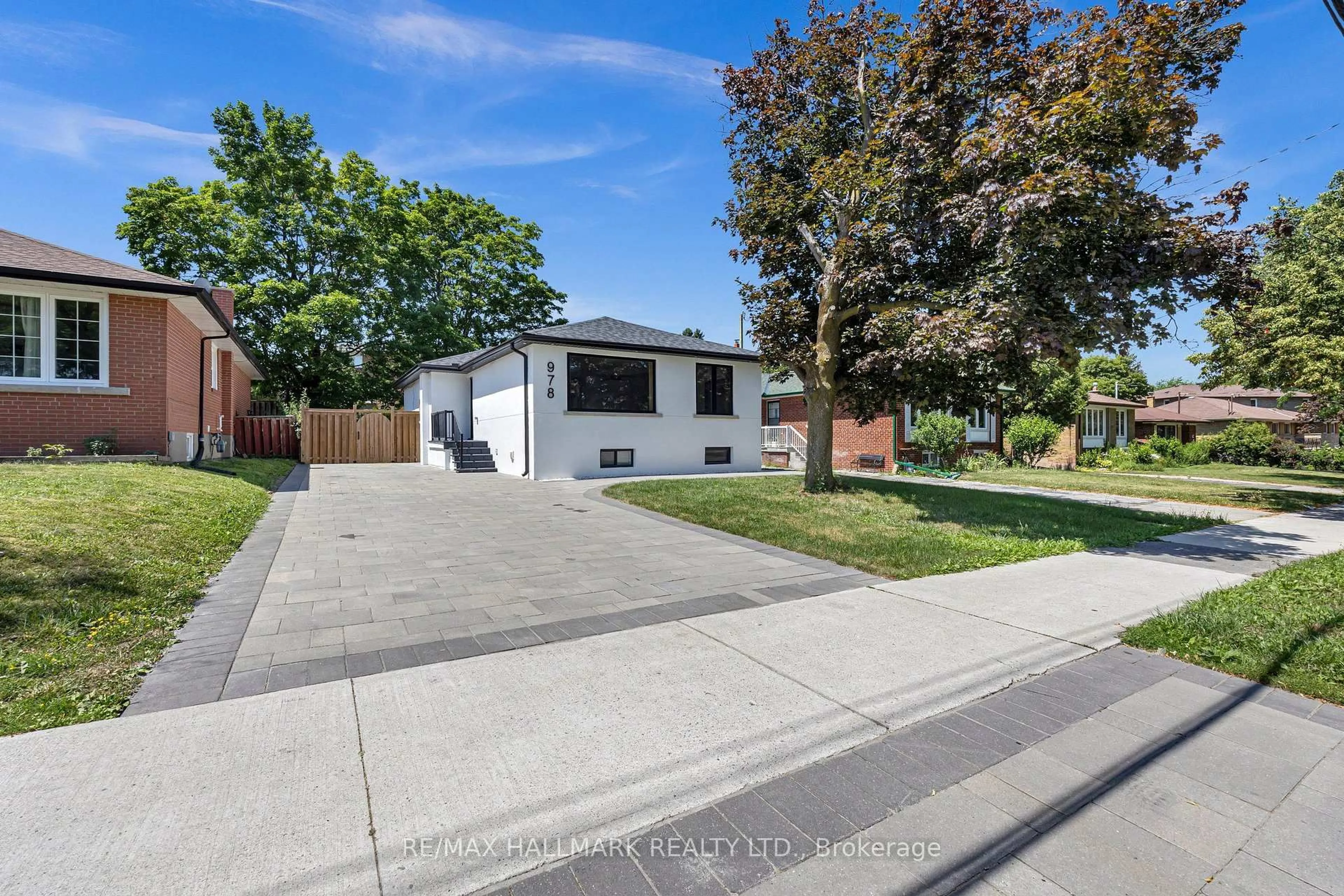 A pic from outside/outdoor area/front of a property/back of a property/a pic from drone, street for 978 Midland Ave, Toronto Ontario M1K 4G6