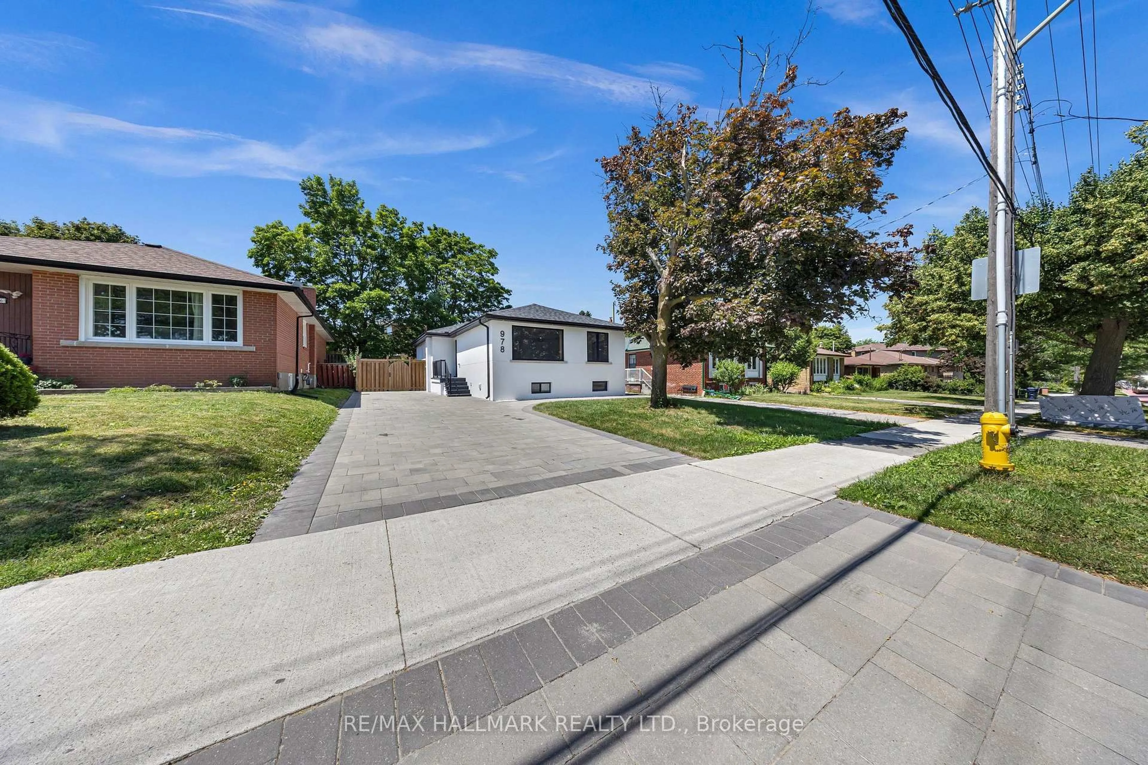 A pic from outside/outdoor area/front of a property/back of a property/a pic from drone, street for 978 Midland Ave, Toronto Ontario M1K 4G6