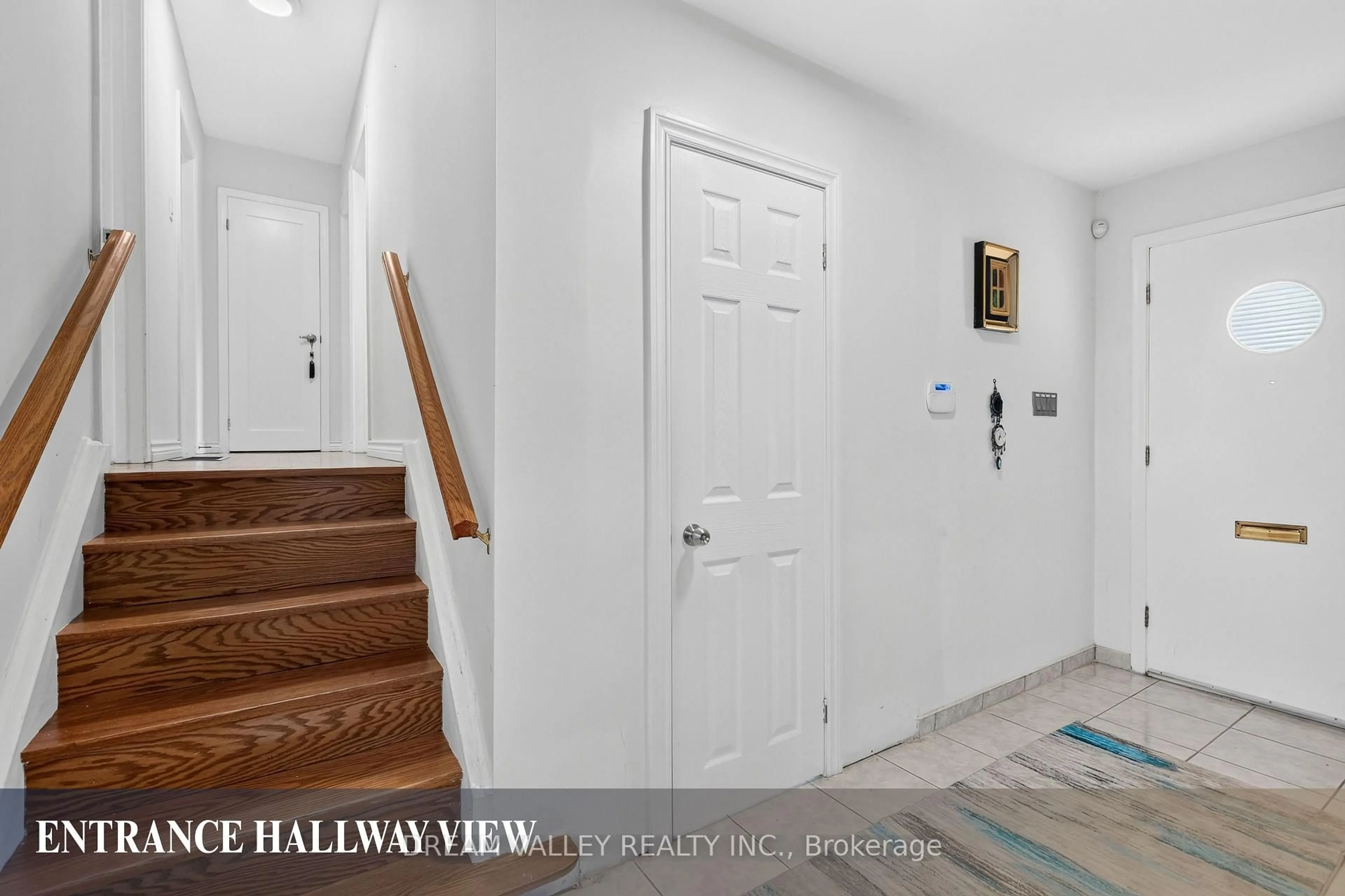 Indoor entryway for 51 Sloley Rd, Toronto Ontario M1M 1C7