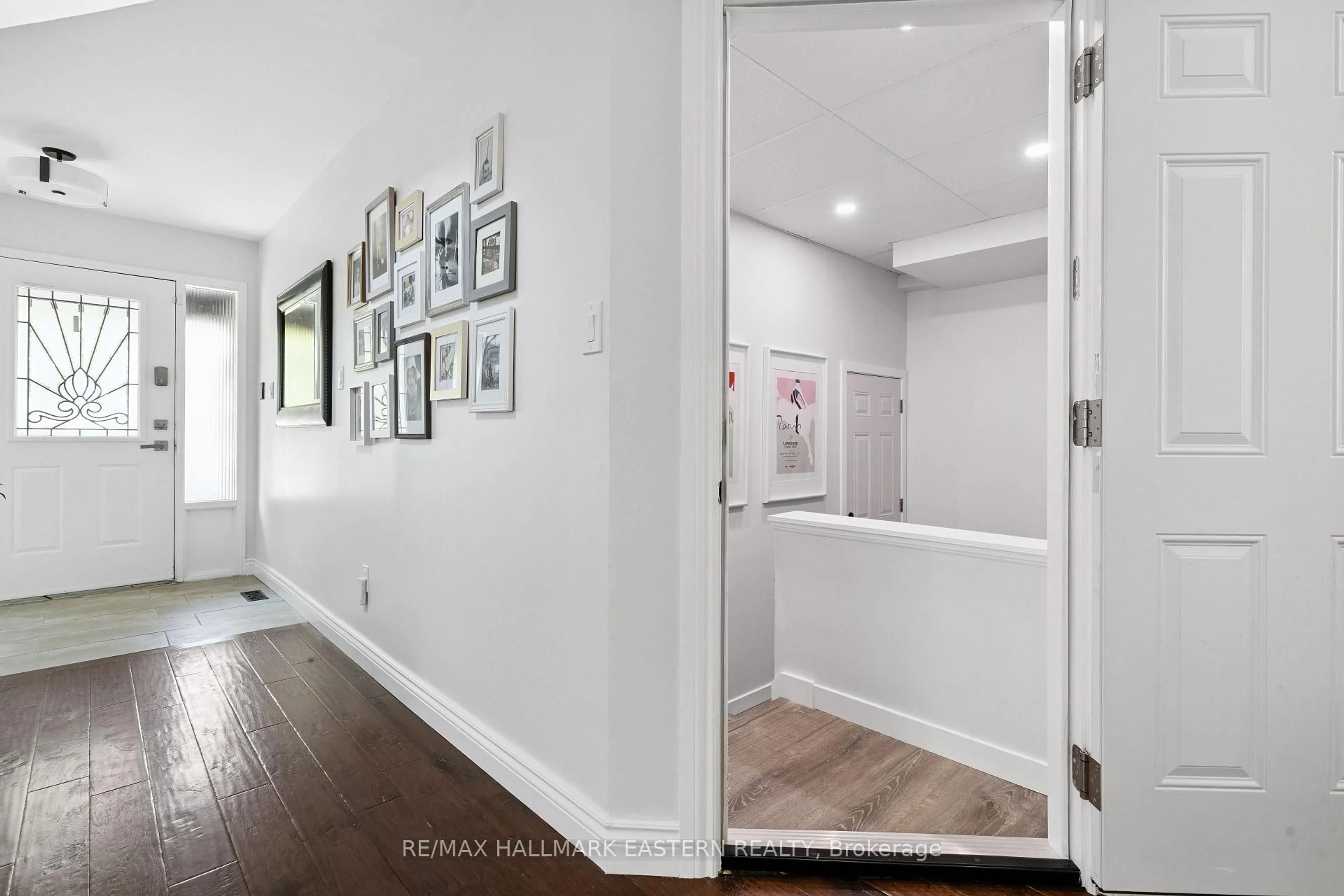 Indoor entryway for 15 Ravenscroft Rd, Ajax Ontario L1T 1V7