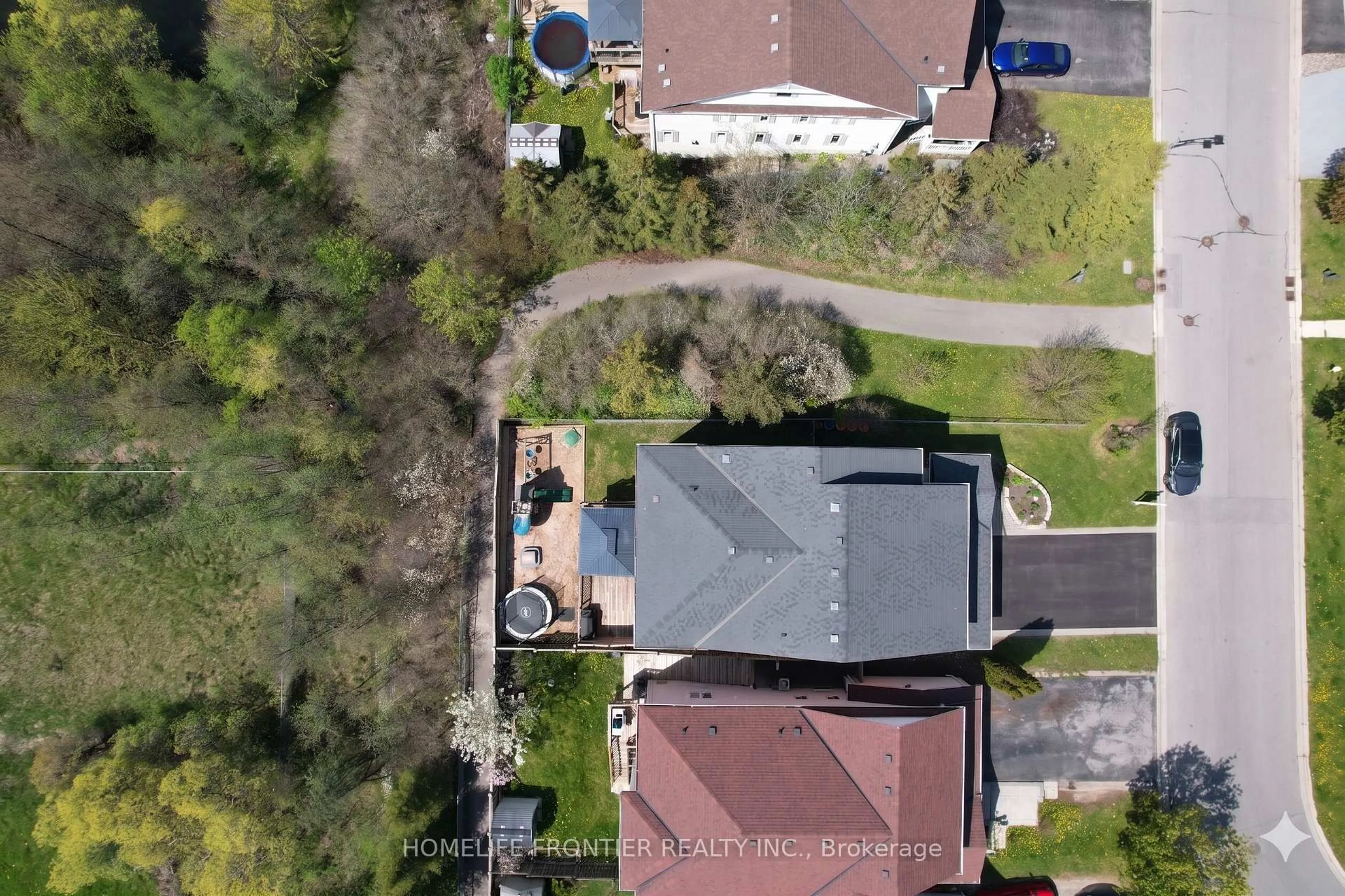 A pic from outside/outdoor area/front of a property/back of a property/a pic from drone, street for 1509 Aldergrove Dr, Oshawa Ontario L1K 2Y4