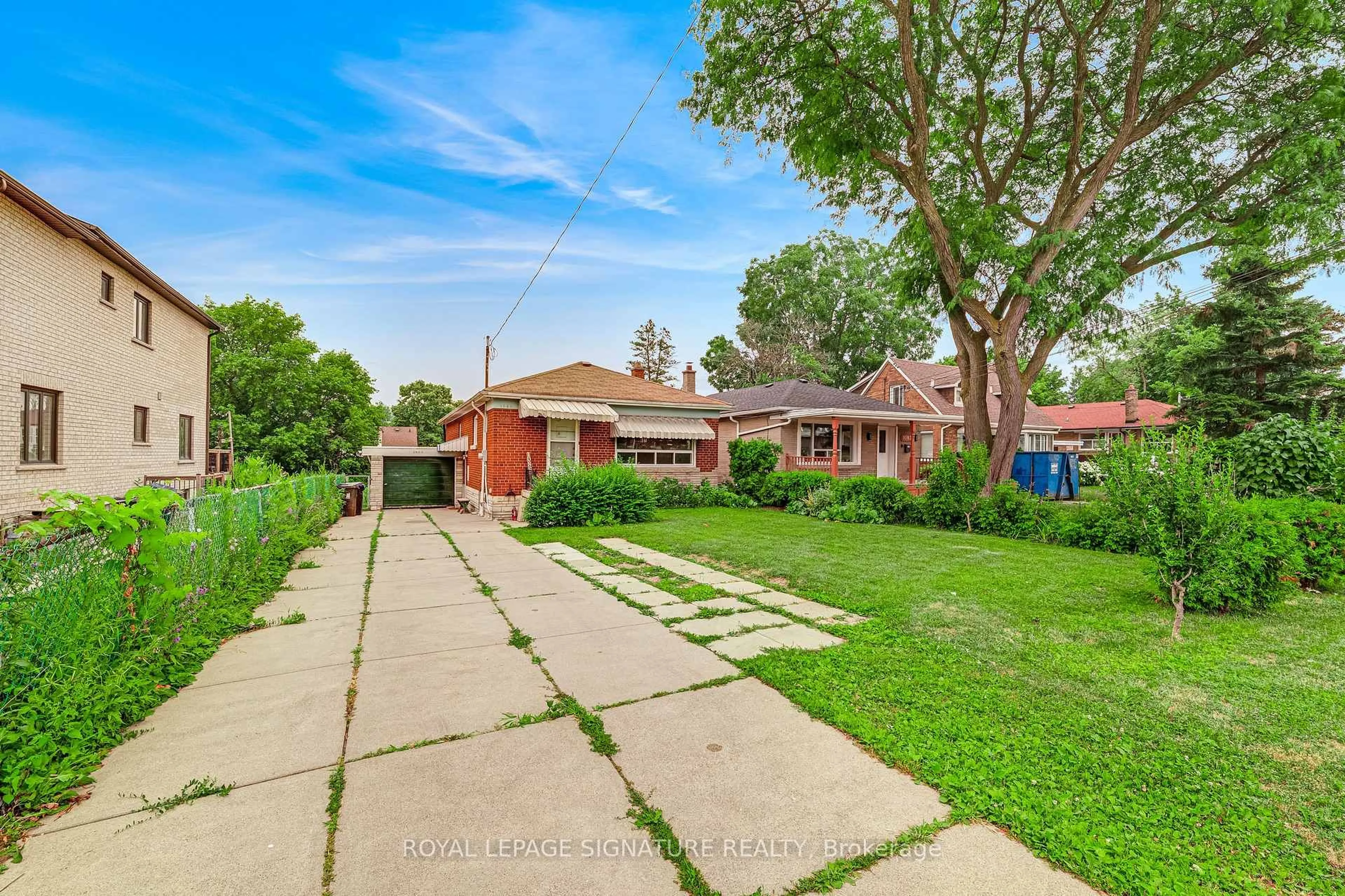 A pic from outside/outdoor area/front of a property/back of a property/a pic from drone, street for 1085 Pharmacy Ave, Toronto Ontario M1R 2H2