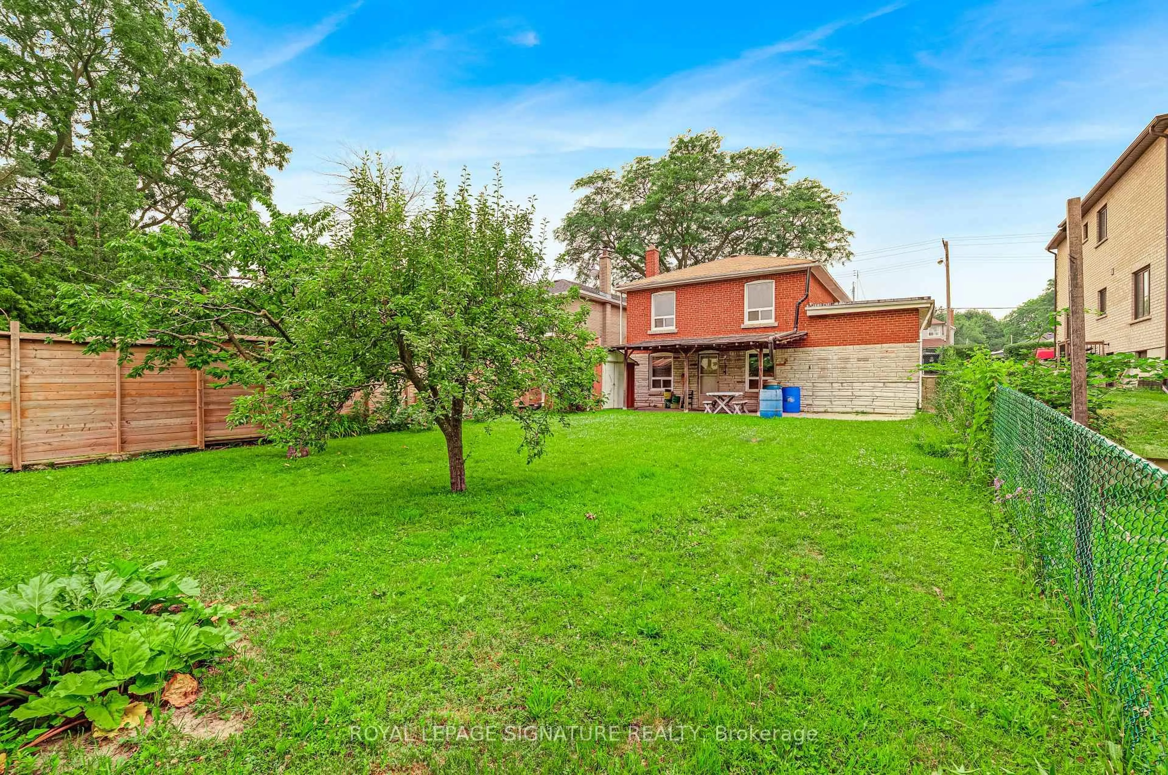 A pic from outside/outdoor area/front of a property/back of a property/a pic from drone, unknown for 1085 Pharmacy Ave, Toronto Ontario M1R 2H2