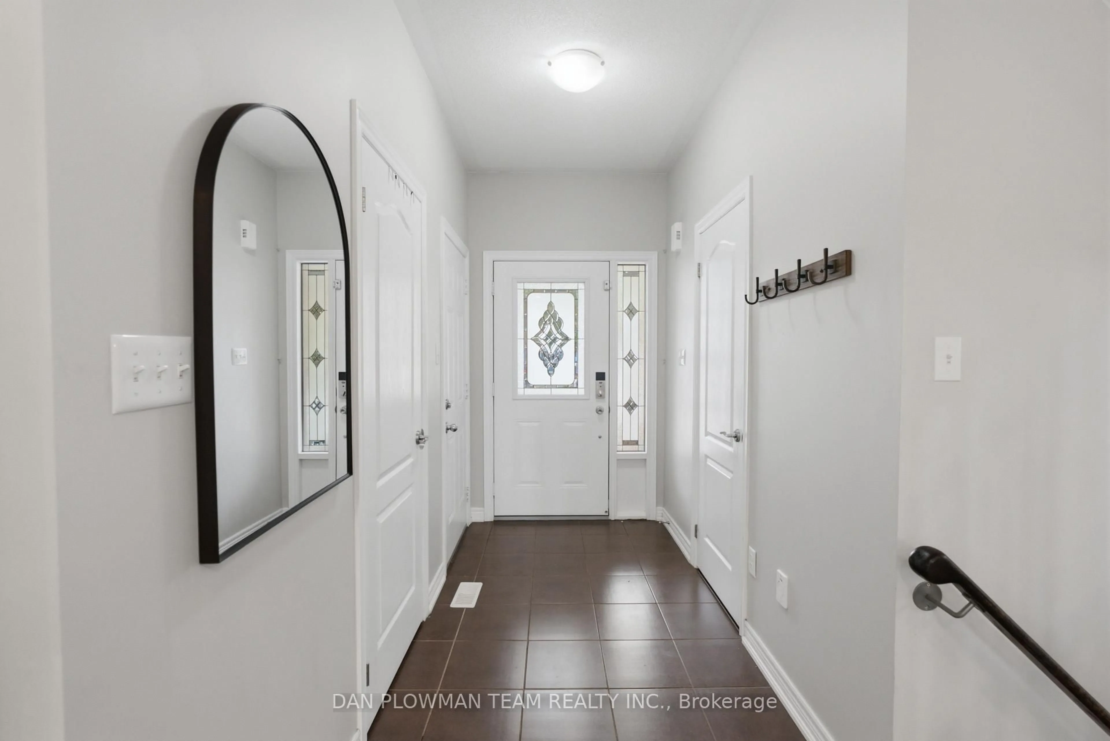 Indoor entryway for 1174 Salmers Dr, Oshawa Ontario L1K 0A9