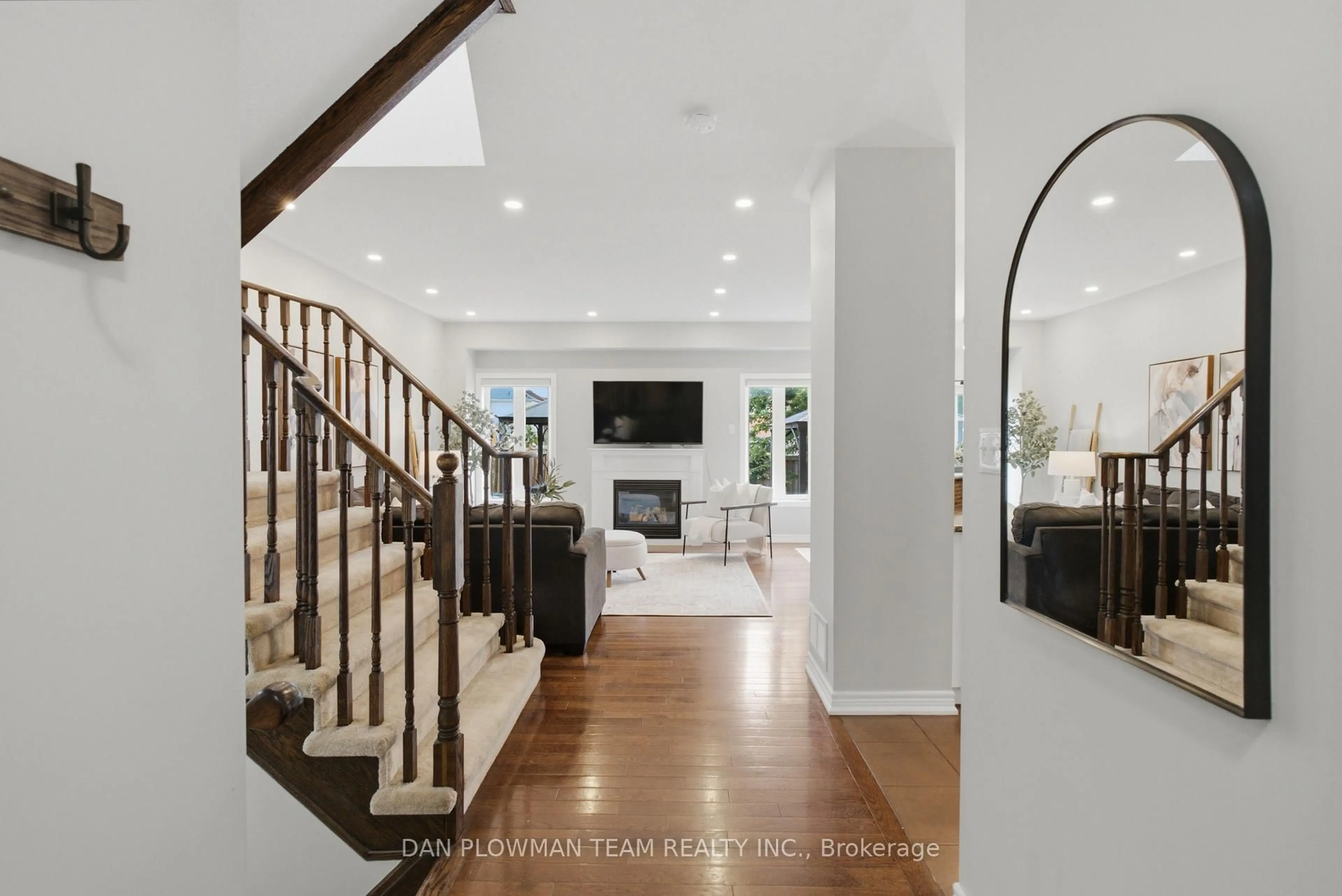 Indoor entryway for 1174 Salmers Dr, Oshawa Ontario L1K 0A9