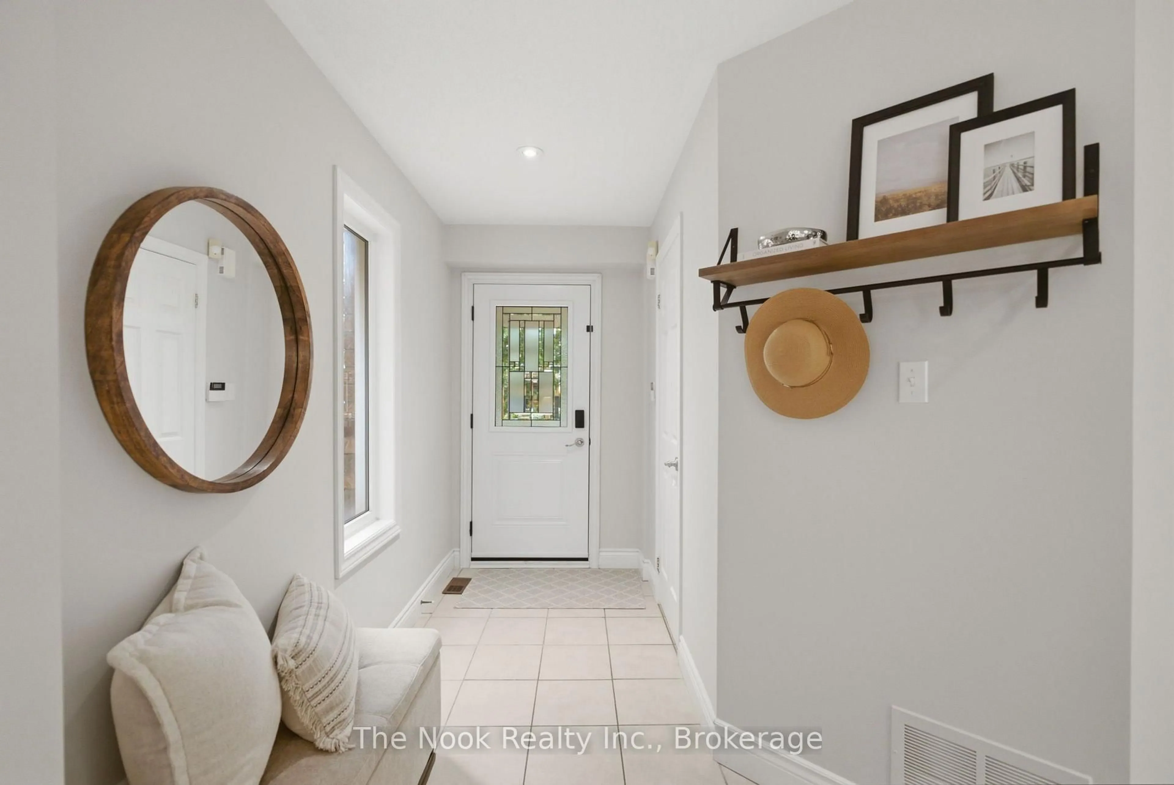 Indoor entryway for 153 Madden Pl, Clarington Ontario L1C 5K4