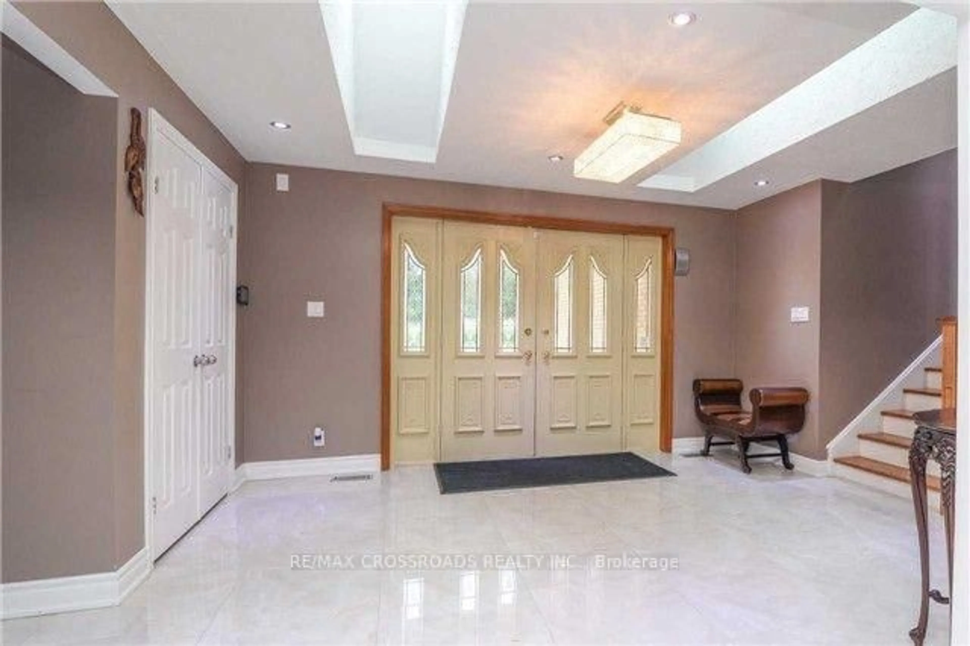 Indoor foyer for 3680 Westney Rd, Pickering Ontario L0H 1H0