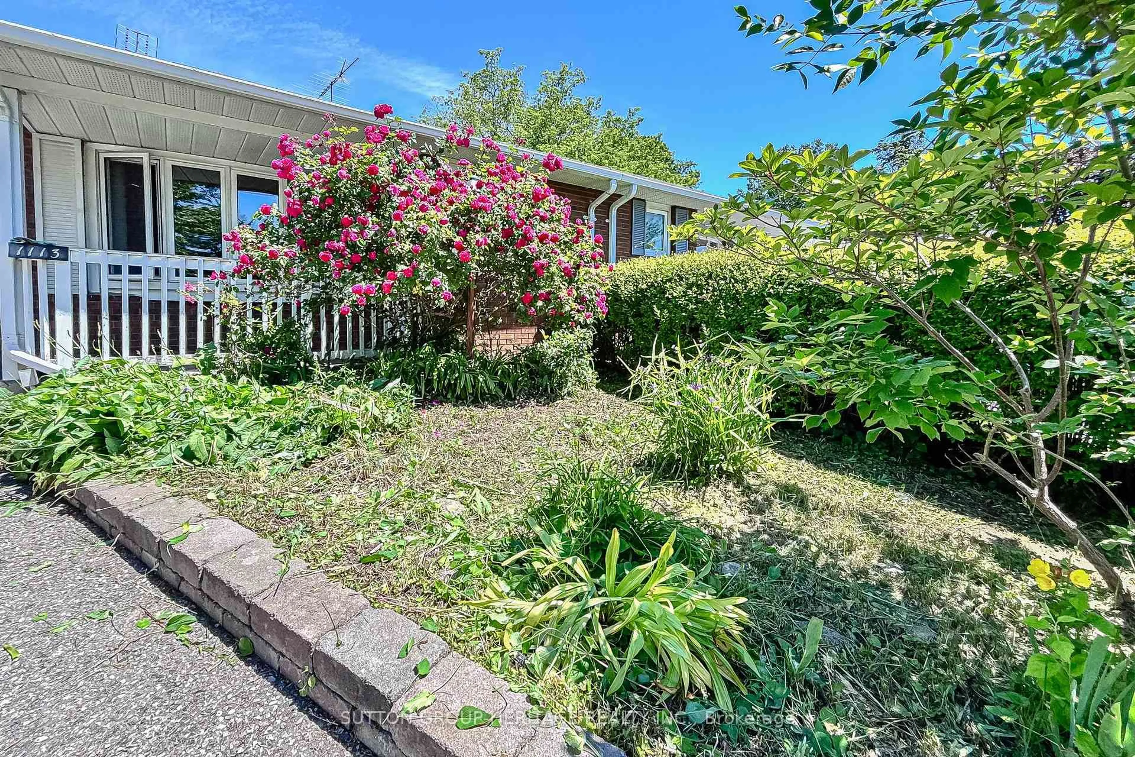 A pic from outside/outdoor area/front of a property/back of a property/a pic from drone, street for 1113 Valley Crt, Oshawa Ontario L1J 3M4