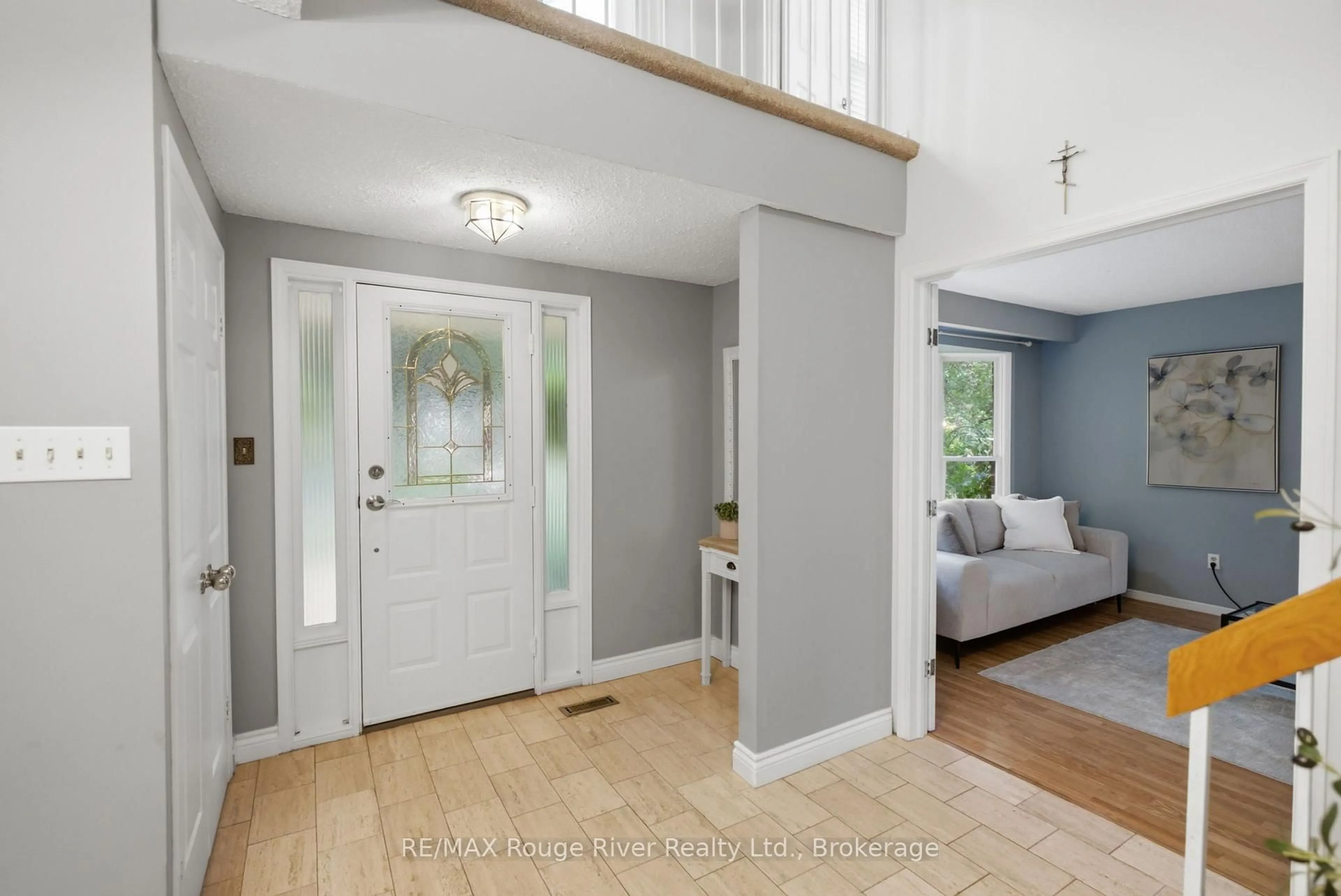 Indoor entryway for 813 Ironwood Crt, Whitby Ontario L1N 6S3
