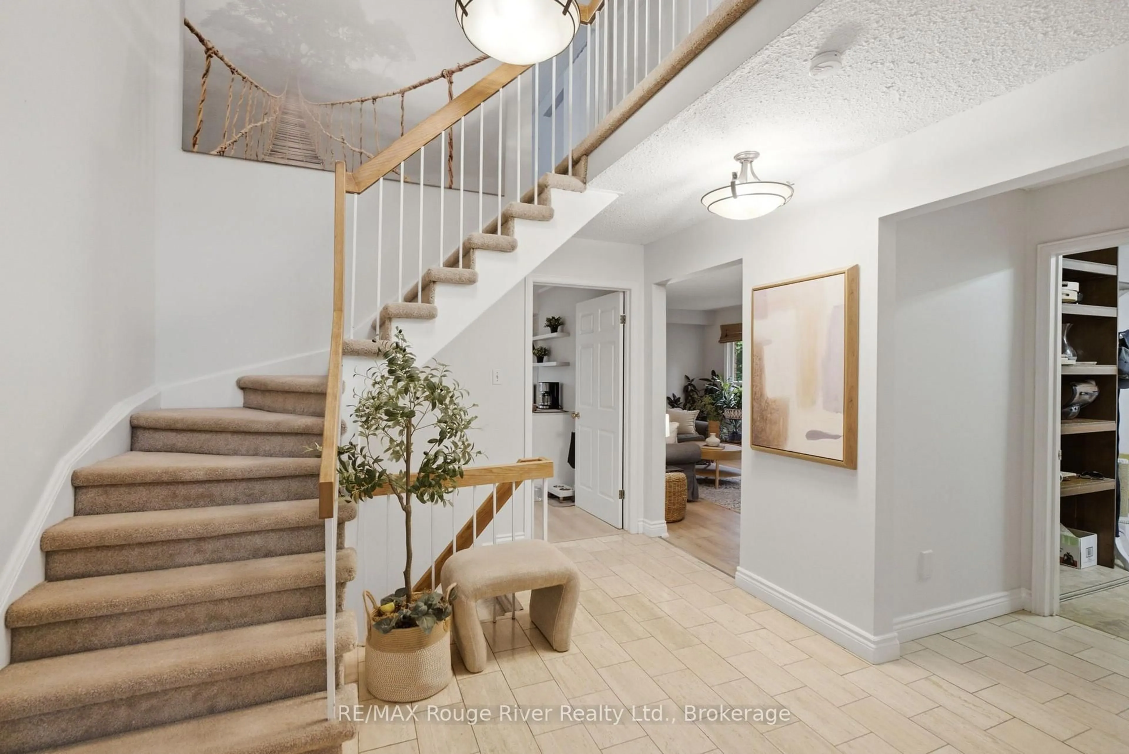 Indoor entryway for 813 Ironwood Crt, Whitby Ontario L1N 6S3