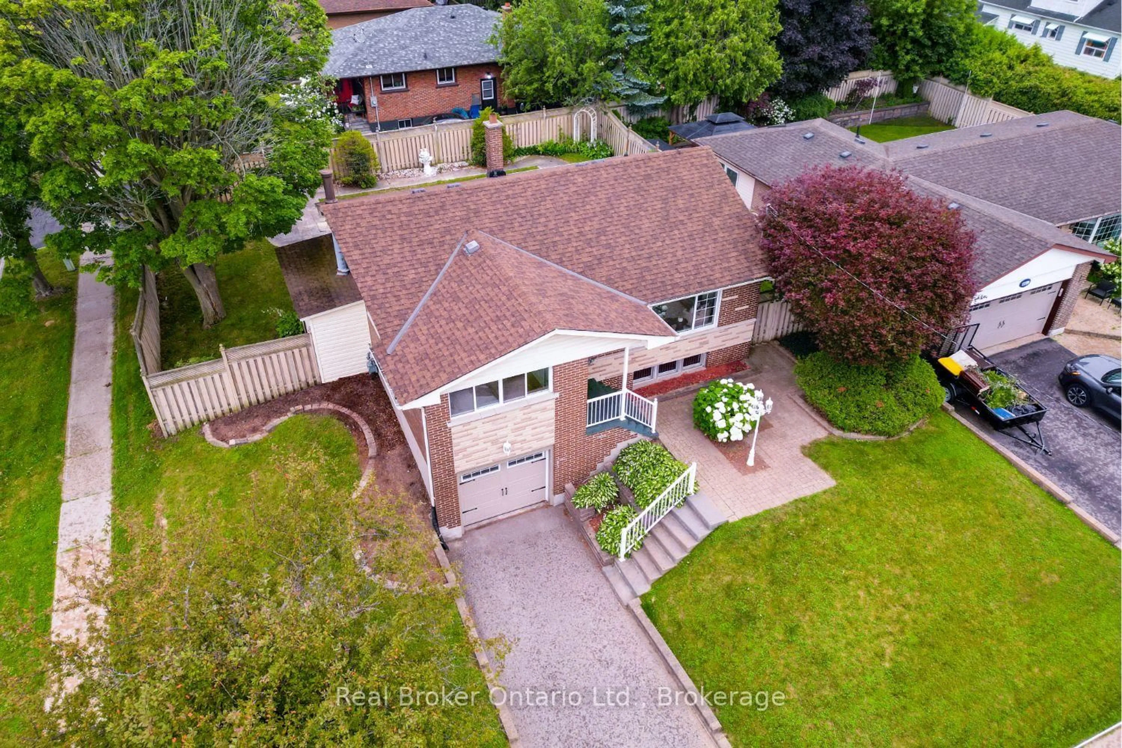 A pic from outside/outdoor area/front of a property/back of a property/a pic from drone, street for 1125 Belvedere Ave, Oshawa Ontario L1H 1S9