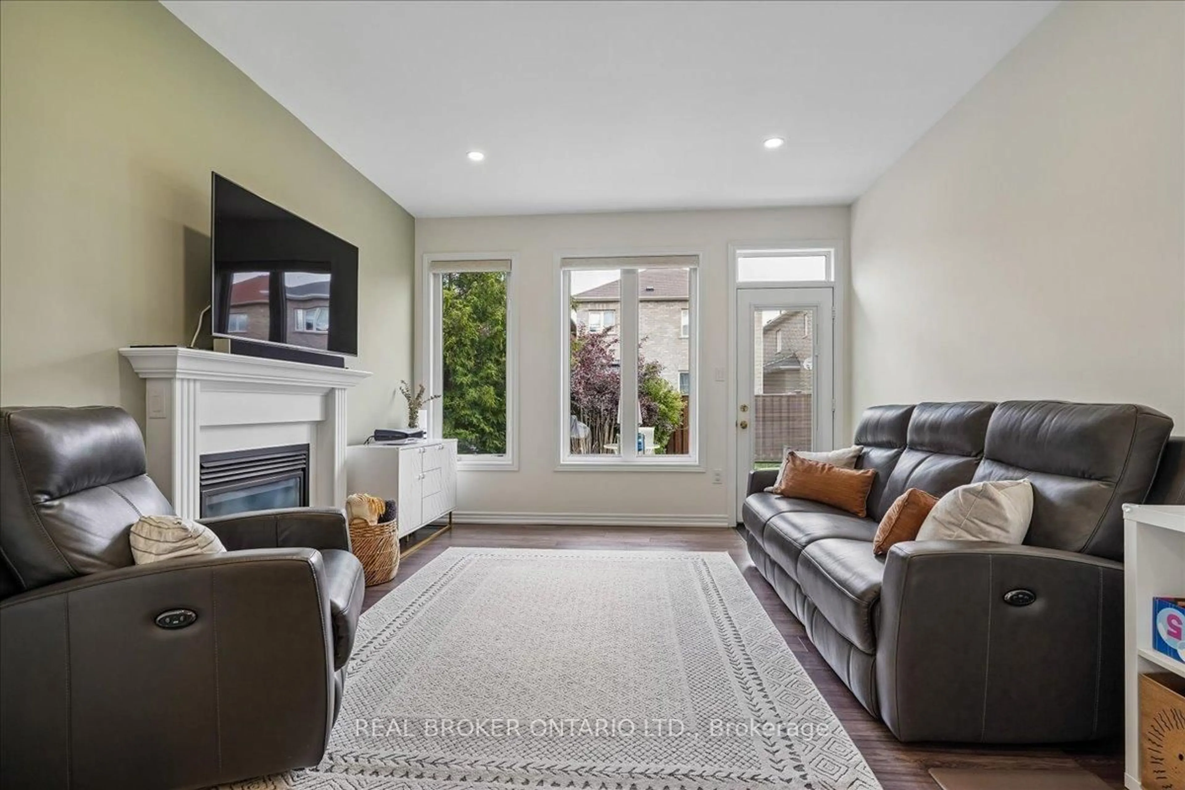 Living room with furniture, unknown for 90 Erskine Dr, Clarington Ontario L1B 0C8