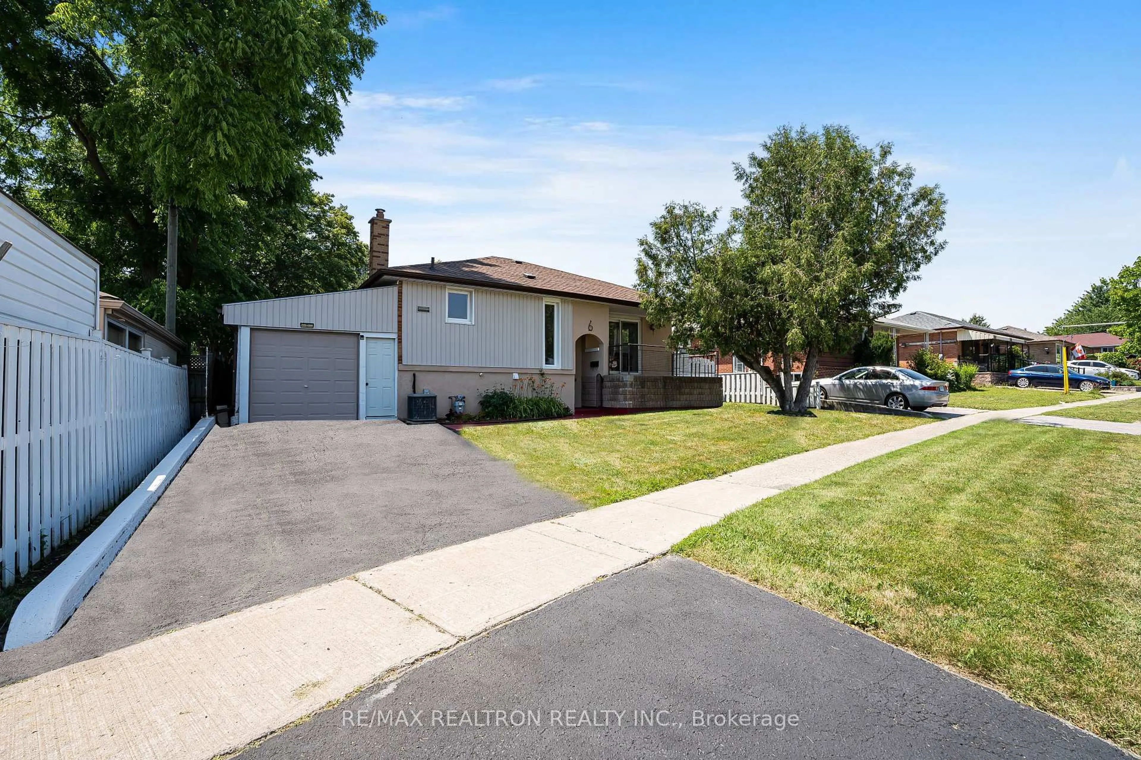 A pic from outside/outdoor area/front of a property/back of a property/a pic from drone, street for 6 Stephenfrank Rd, Toronto Ontario M1P 3W3