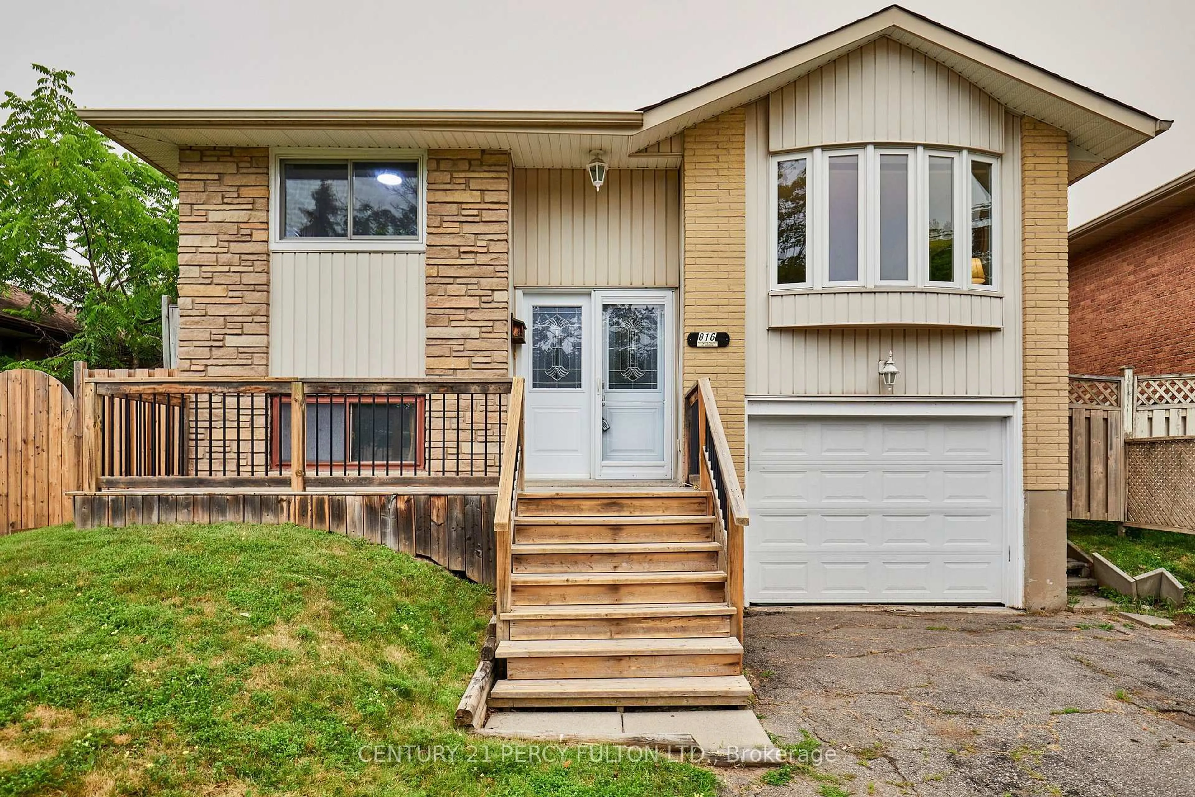 Home with vinyl exterior material, street for 816 Carnaby Cres, Oshawa Ontario L1G 2Y8
