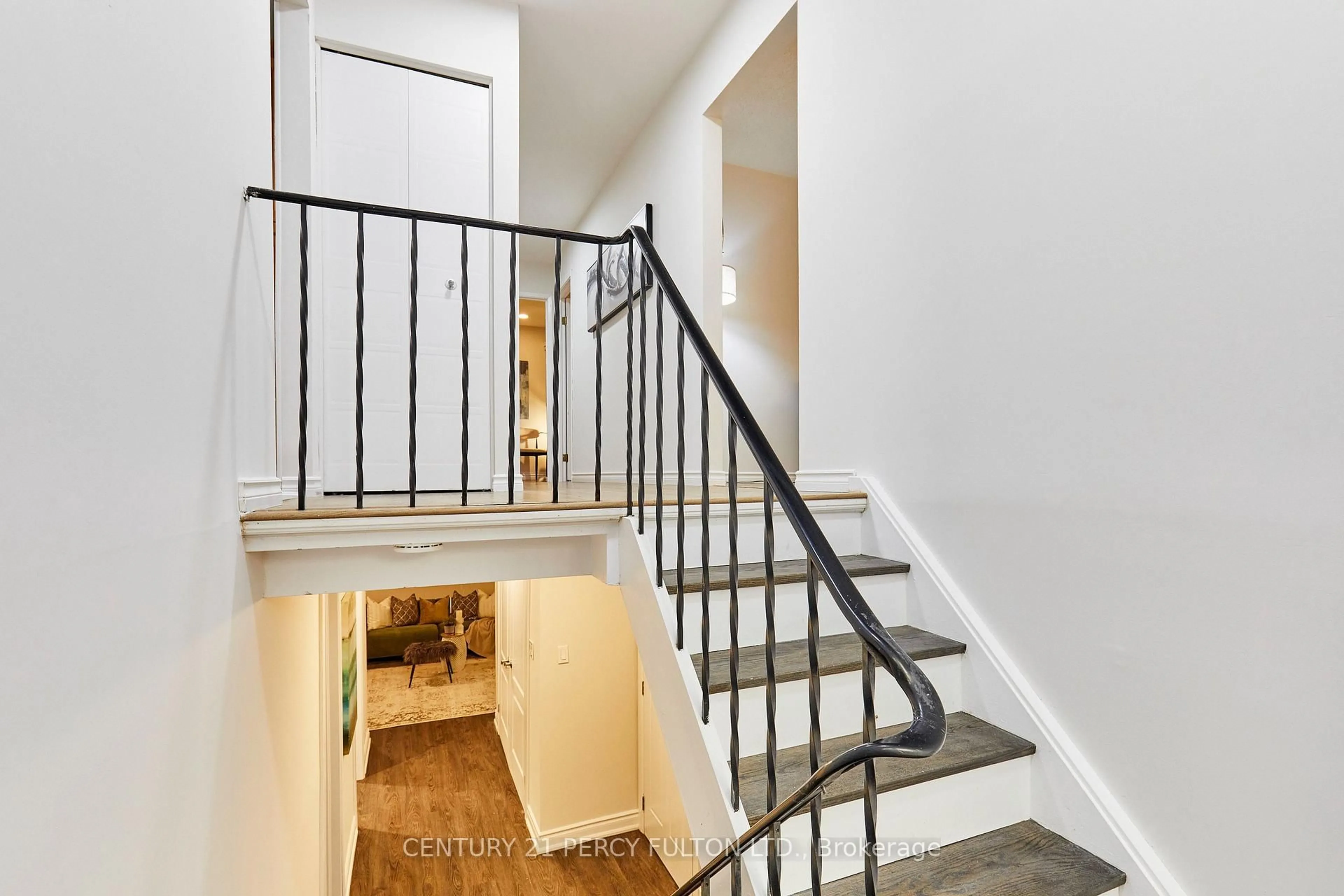 Stairs for 816 Carnaby Cres, Oshawa Ontario L1G 2Y8