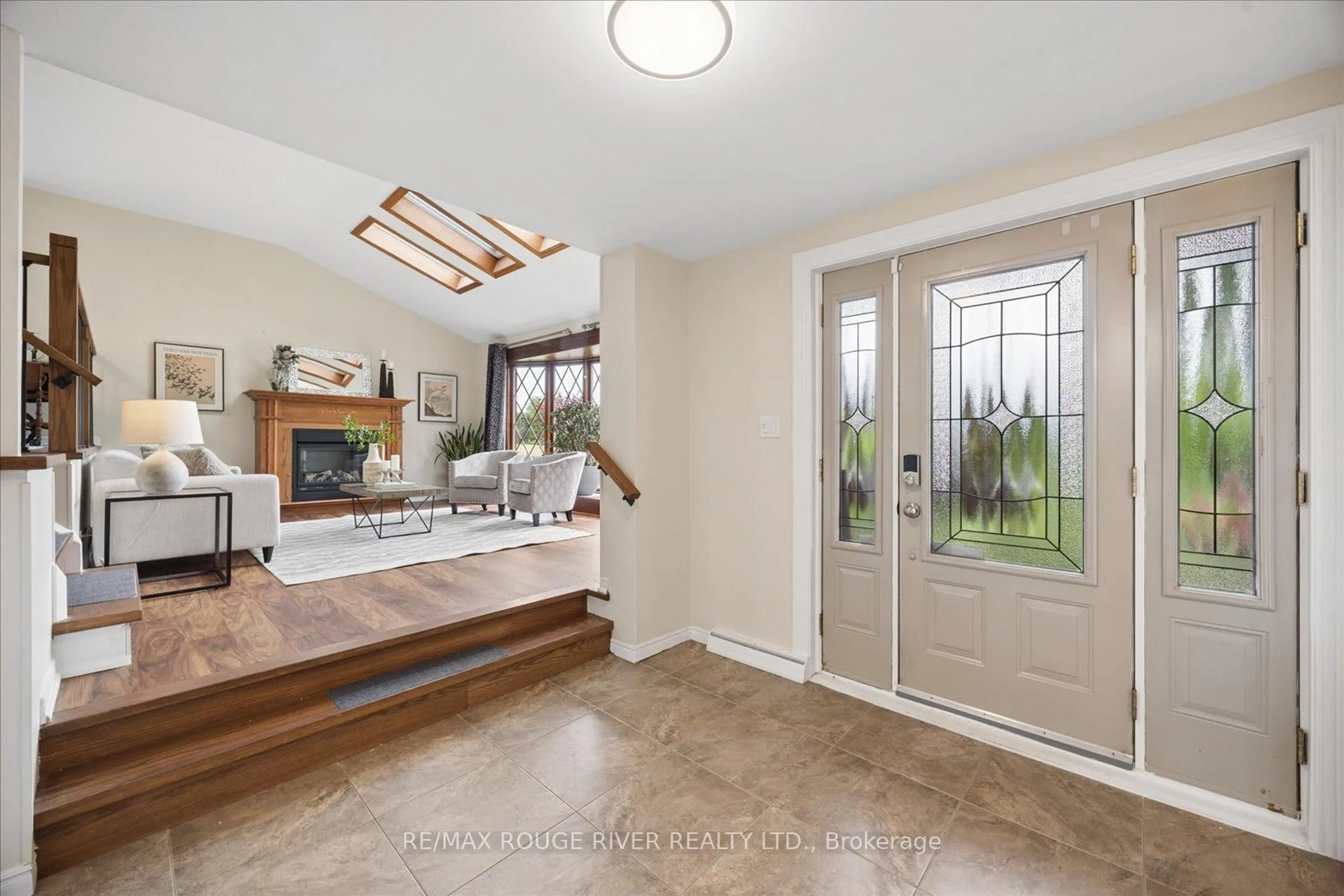 Indoor entryway for 881 Swiss Heights Dr, Oshawa Ontario L1K 2B1