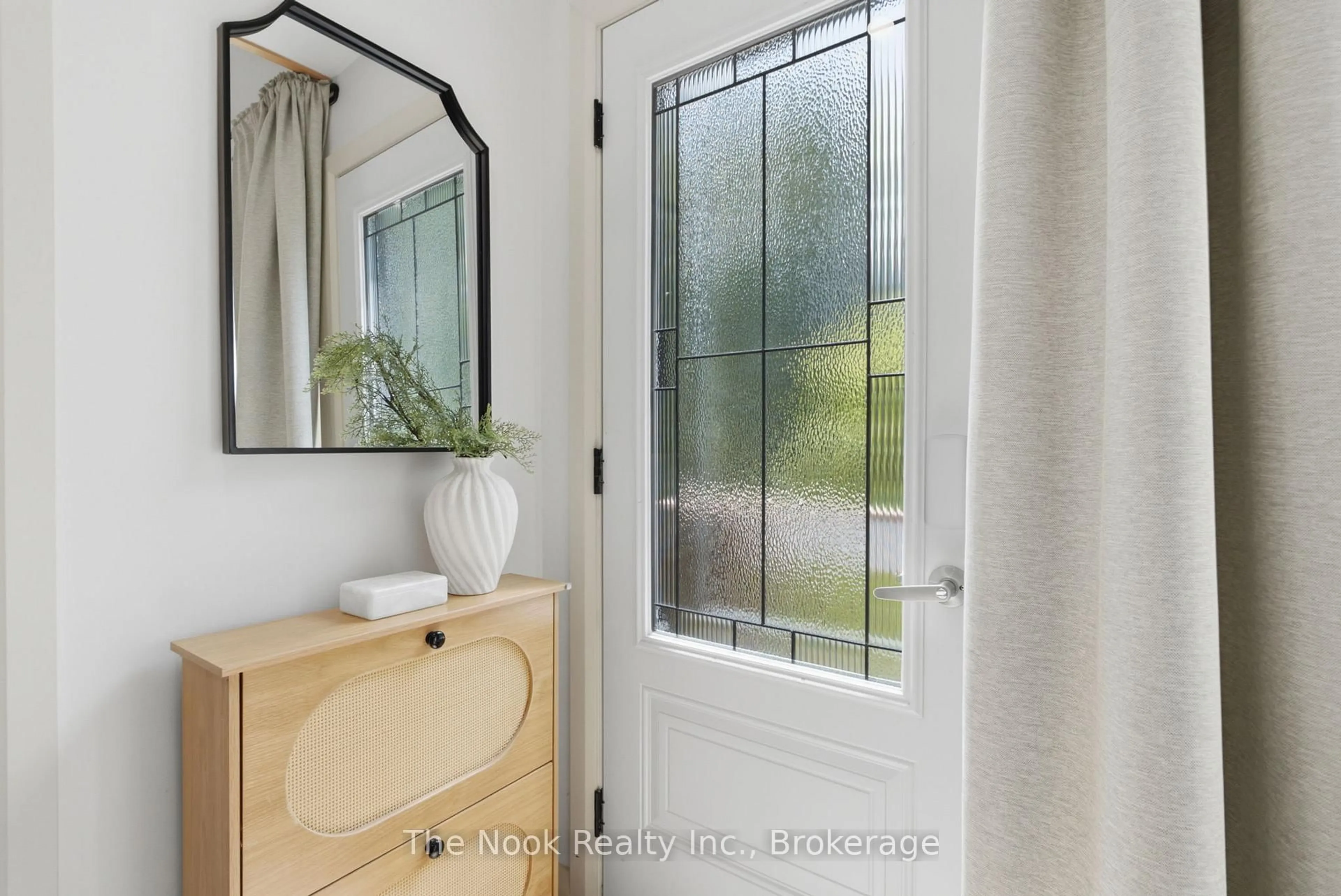 Indoor entryway for 30 Lakeview Ave, Scugog Ontario L0B 1E0