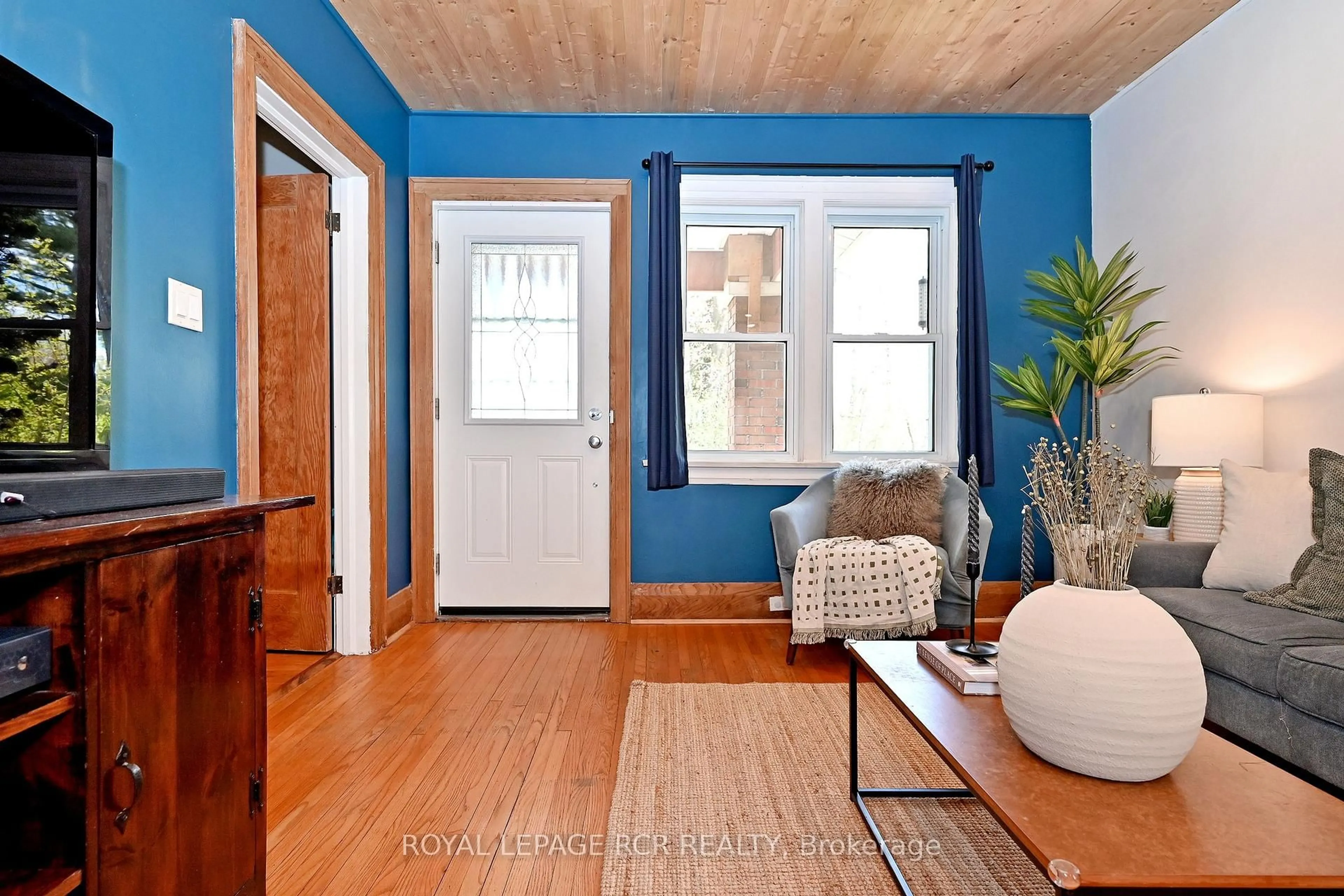 Indoor entryway for 116 Buckingham Ave, Oshawa Ontario L1G 2K5