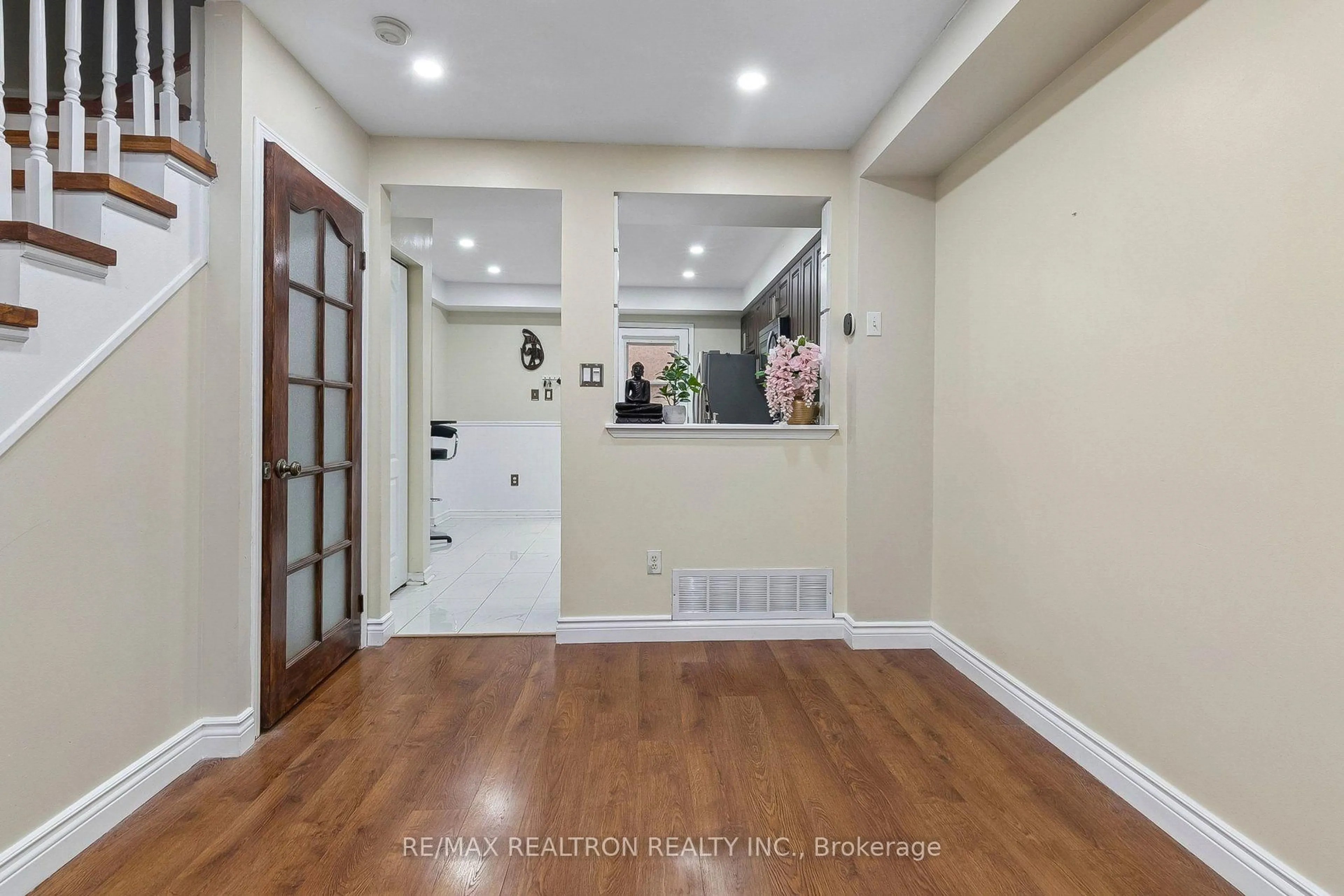 Indoor entryway for 25 Hedge End Rd, Toronto Ontario M1B 5Z4