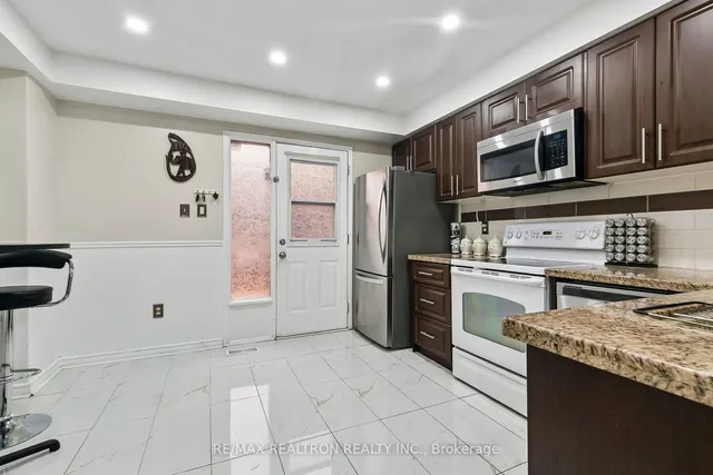 25 Hedge End Rd, Toronto 4